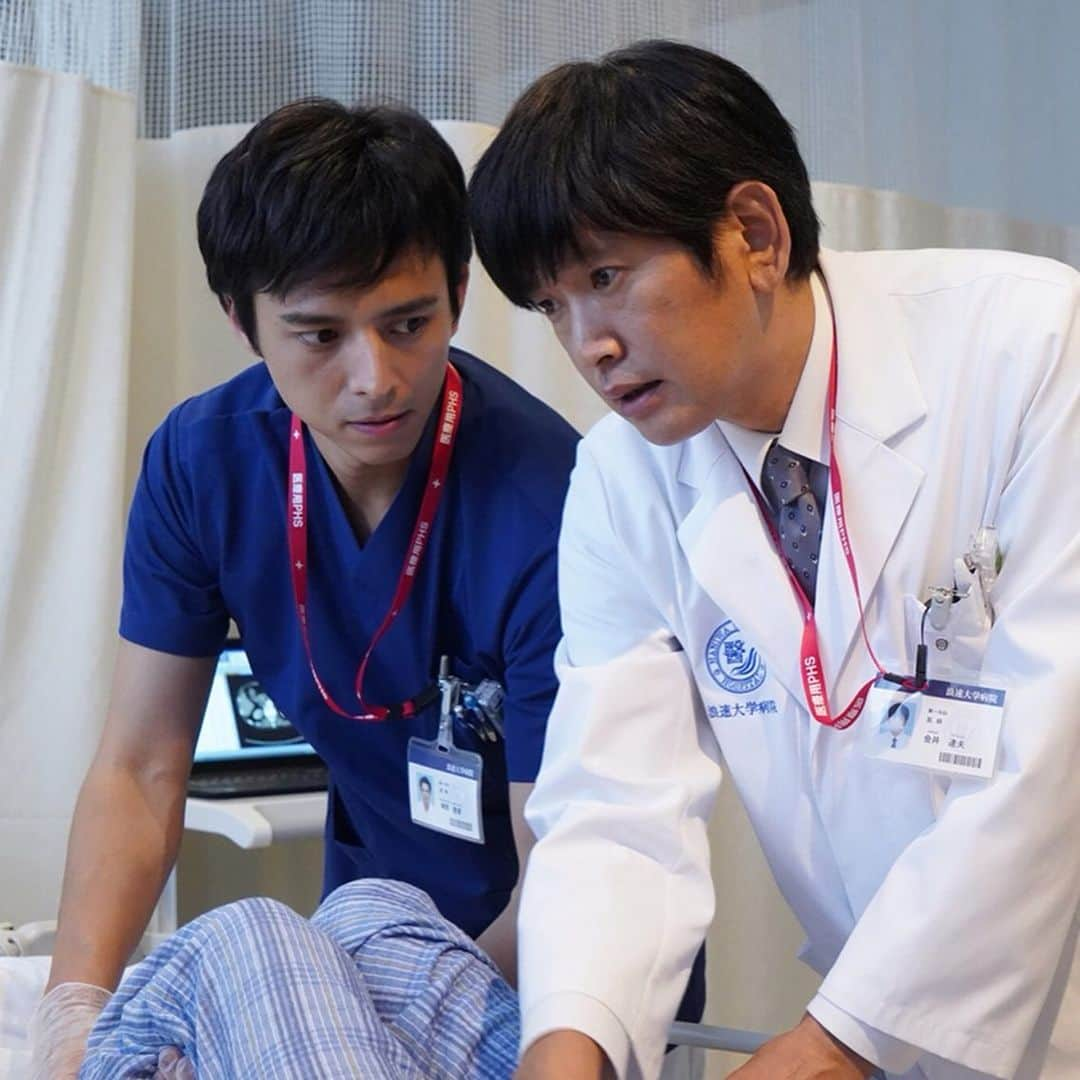 テレビ朝日　ドラマ「白い巨塔」のインスタグラム：「‪【✨🏥 #白い巨塔 第４話・今夜９時✨】‬﻿ ﻿ ‪患者の容態が急変し幕を閉じた昨日の第３話。‬﻿ ‪財前新教授が不在の中、今夜の第４話は一体どうなる……⁉️💦‬﻿ ﻿ ‪#撮影も緊迫した雰囲気‬﻿ ‪#柳原雅博 役 #満島真之介‬﻿ ‪#金井達夫 役 #長谷川朝晴‬﻿ ‪#開局60周年記念 #5夜連続‬﻿ ‪#山崎豊子 #岡田准一‬﻿ ﻿ ‪#あと1時間🎊‬」