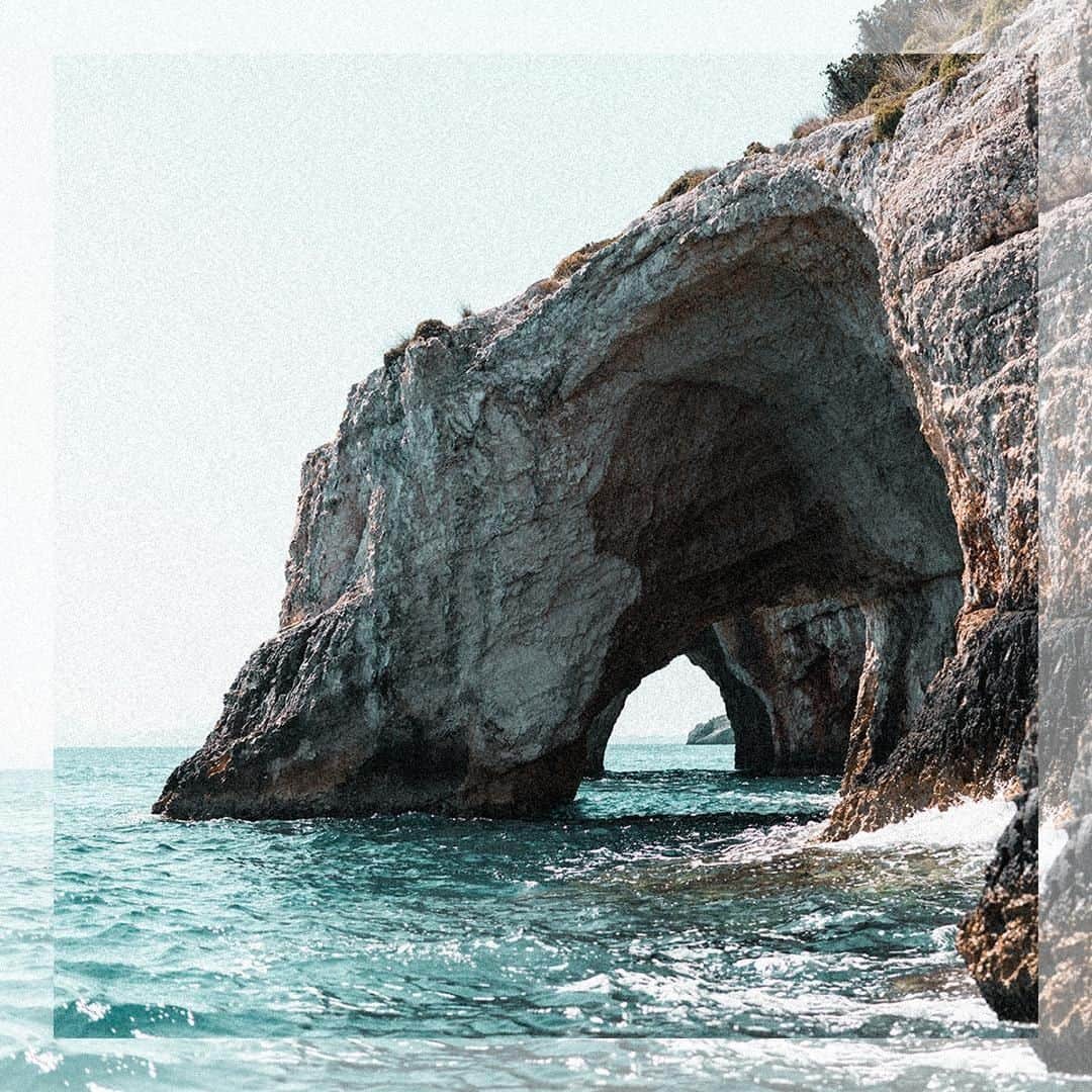 アクセサライズのインスタグラム：「We'll never get over how beautiful the world is! 📸😍 Where's the most Instagrammable place you've ever visited? Remember to tag us in your travel snaps using #Accessorizer (and don't forget you NEED to pack our new season bags, swimwear and jewellery...!) Tap the link in our bio to shop. #Travel #ACCZinCRETE #Accessorize」