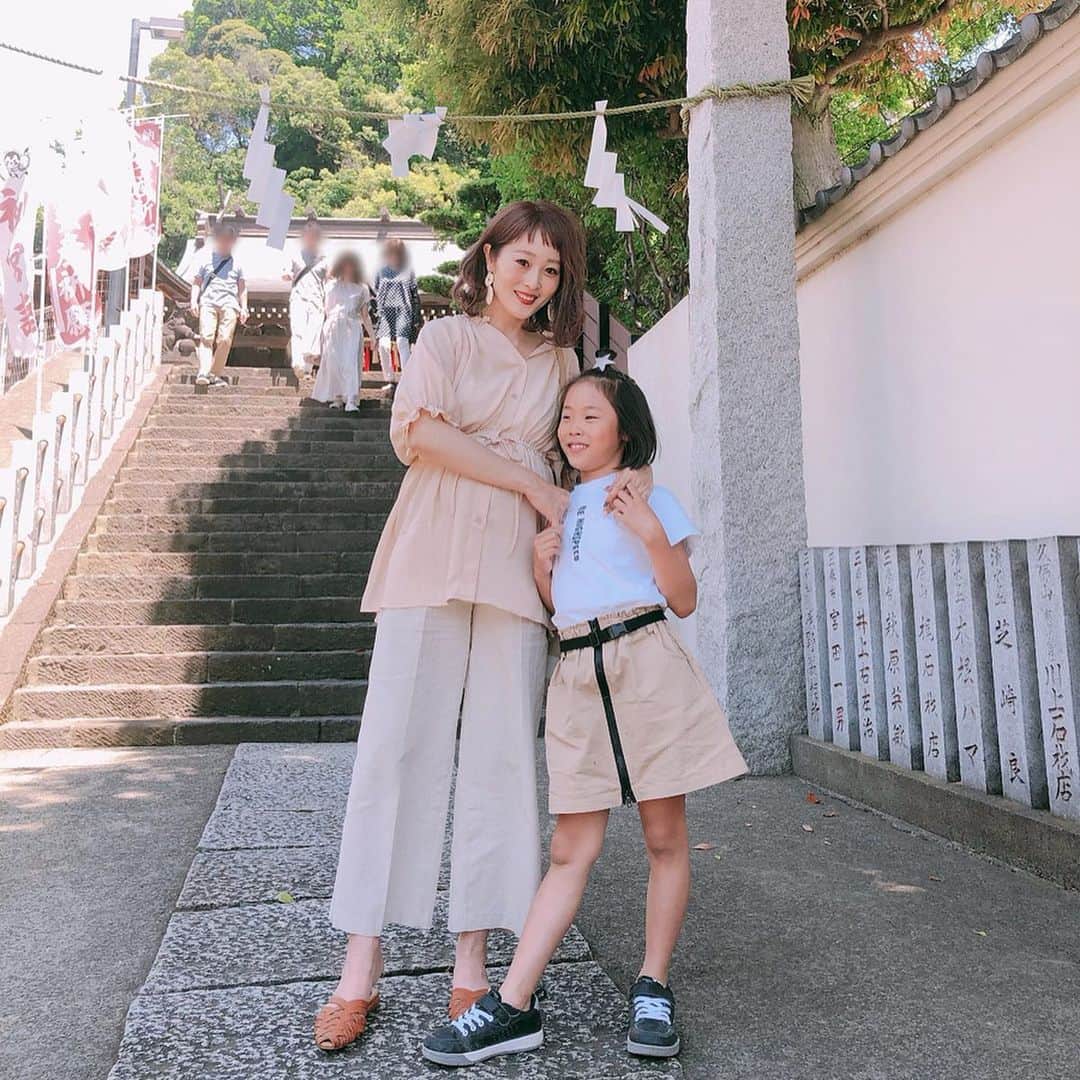 Kikuno Sayumiさんのインスタグラム写真 - (Kikuno SayumiInstagram)「〻beige code〻 ・ ・ ・ 今日はやーっと戌の日の#安産祈願 へ行ってきたよ！ ・ 5ヶ月の頃は怪我してたり、用事があったりでなかなか行けなくて💦 ・ 予約がいらないって聞いてた#横浜水天宮 に行ってきた𓀠 ・ 10時頃着いて、すぐ祈祷してもらえた✧* ・ すくすく育って、健康に産まれてきますように🙏 ・ ・ コーデは、2人でベージュで#リンクコーデ 𓂃 ・ 私のブラウスは @mimiisa_shop のもの。色はベージュ💡 ・ フリルと、この#エクリュ な色味が好き♡♡大人っぽくしたくて @chocoa_official の#リネンパンツ と合わせた！バッグも @shes_closet で色味を統一。 ・ 娘コーデは、Tシャツ、スカート、バッグの3点セット😍 大好きな @laulea_shop のもの。 ・ バッグにハンカチを入れられるし、学校にもよく着ていってる👌Tシャツもよく伸びて着心地いいらしい◎ ・ 身長122センチで130で丁度良い☺︎ ・ ポイントの星のゴムは私も兼用で使ってる @eveimportstore のもの。 ・ ここはちょープチプラで可愛いアクセサリーがたくさん😍 ・ ピアスや娘の#カチューシャ をゲットした✨オススメ！ ・ ・ 1番最後のpicは#ららぽーと横浜 のトイレ！めっちゃステキすぎて写真撮った😂 ・ ・ ・ 👩 tops▶ @mimiisa_shop bottoms▶ @chocoa_official  bag▶ @shes_closet piece▶ @m.noripeee shoes▶ @myu____official ・ 👧 tops&skirt&bag▶ @laulea_shop hair accessory▶ @eveimportstore ・ ・ ・ #ファッション#コーデ#fashion#ママ#ママコーデ#あおちゃんコーデ#プチプラコーデ#大人カジュアル#ヘアアレンジ#大人可愛い#ジユジョ#シンプルコーデ#夏コーデ#マタニティコーデ #親子リンクコーデ #ぷんにー#妊娠8ヶ月#ベージュコーデ#戌の日#chocoa#チョコア#戌の日安産祈願#家族写真」5月25日 20時01分 - sayumikikuno