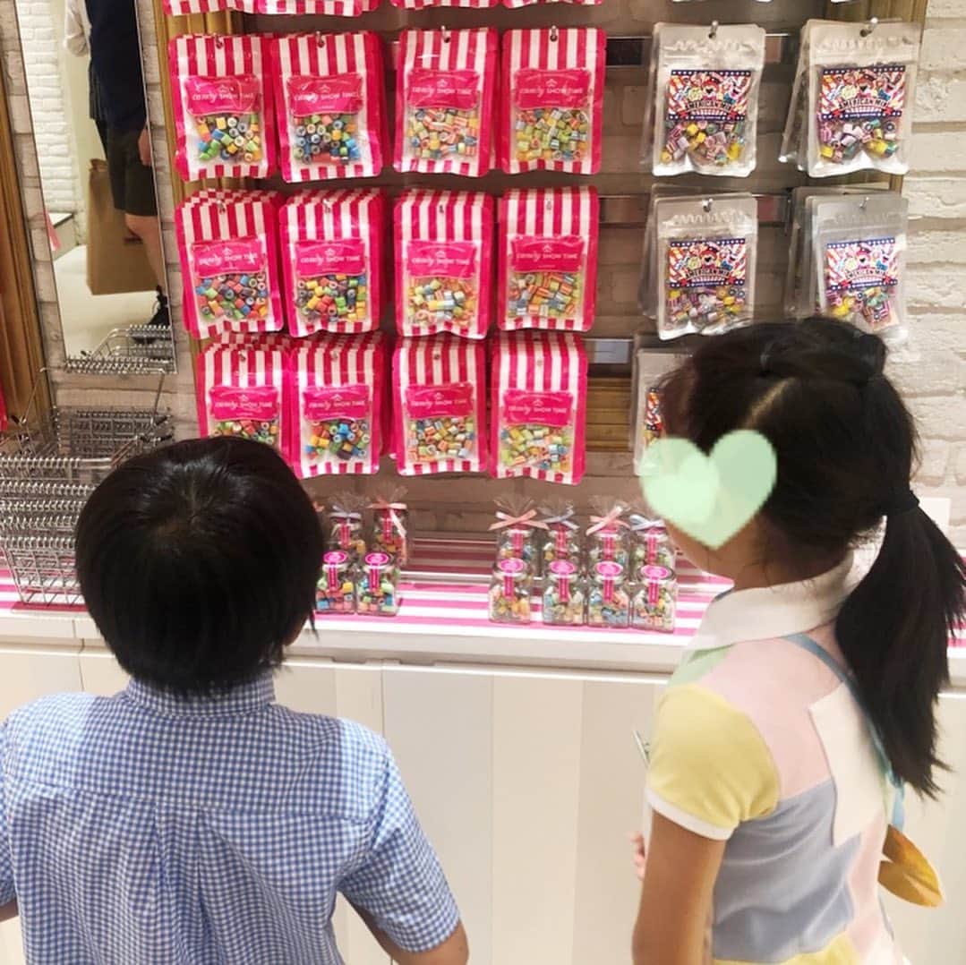 市川海老蔵 （11代目）さんのインスタグラム写真 - (市川海老蔵 （11代目）Instagram)「* 明日は私の妹の誕生日なので みんなでプレゼントを選びに。  飴をあげたいのか？ 自分たちが欲しいのかは わかりませんが プレゼント🎁らしいです。 笑笑。  #市川海老蔵 #海老蔵 #成田屋 #歌舞伎  #ABKAI #ABMORI #ebizoichikawa #ebizo #kabuki #thunderparty  #classic」5月25日 20時03分 - ebizoichikawa.ebizoichikawa