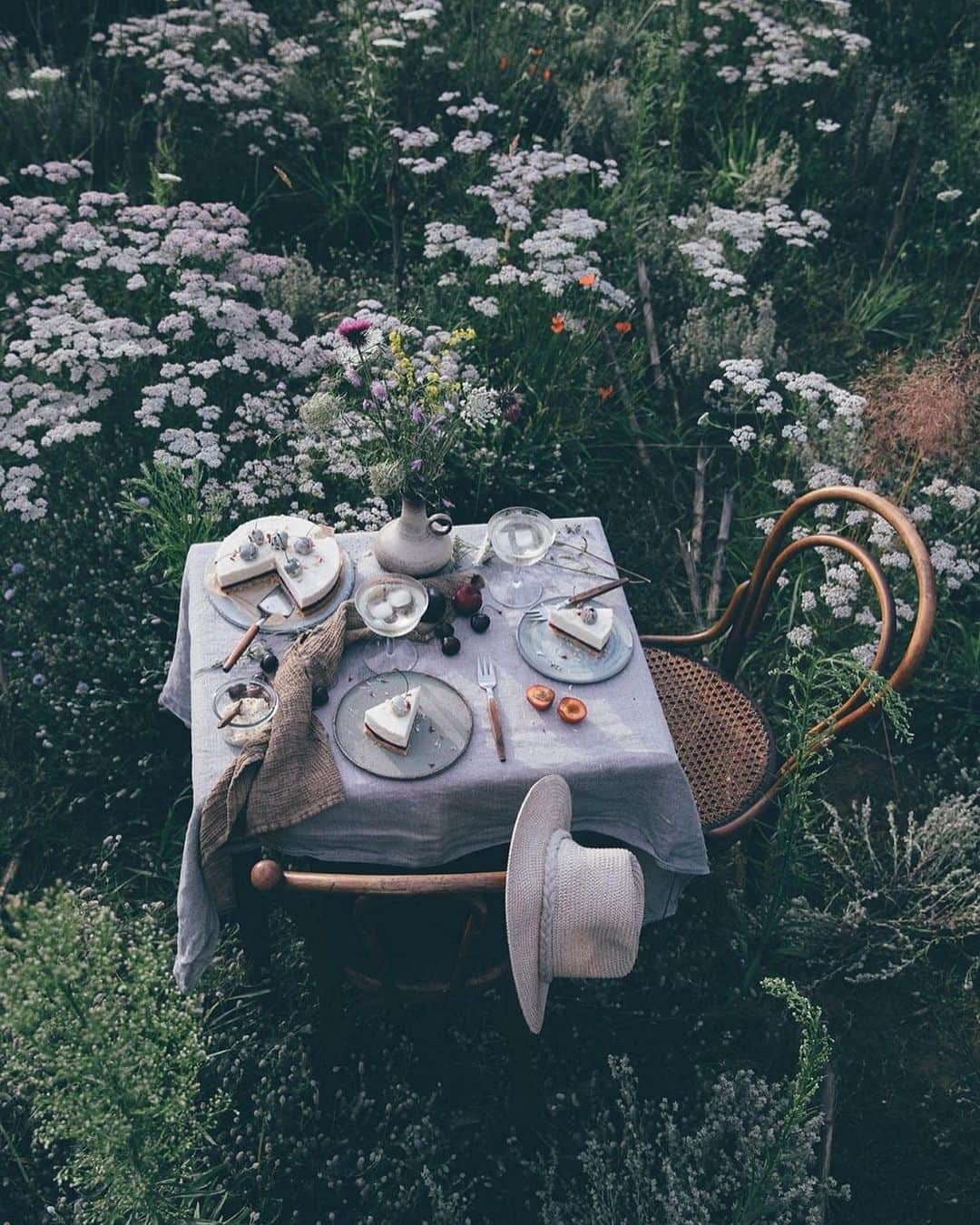 Our Food Storiesさんのインスタグラム写真 - (Our Food StoriesInstagram)「Two summers ago we discovered this magical field of wild carrots (and lot‘s of other beautiful wild plants) during a bike tour through the woods. Last year there was growing nothing, let‘s see if it will be back this summer 🌞 Happy weekend guys! #ourfoodstories_countryside  ____ #fellowmag #countrysideliving #countrysidelife #houseandgarden #outdoorfood #gardeninspo #foodphotographer #foodstylist #simplejoys #gatheringslikethese #momentsofmine #diewocheaufinstagram #theweekoninstagram #tabledecor #picnicday」5月25日 20時07分 - _foodstories_