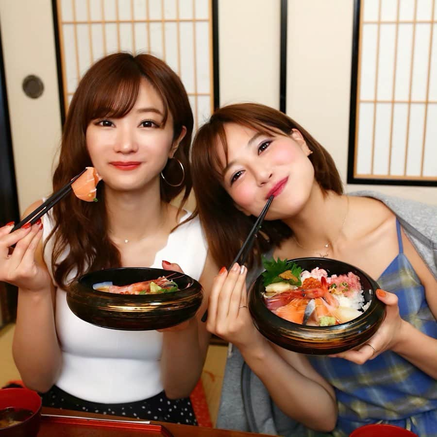 石井里奈さんのインスタグラム写真 - (石井里奈Instagram)「こんばんは🥰💕 . 東京戻ってきました😆ただいま✨ ということで、早速今夜は里奈ログ第一弾😋❤️@金沢編 . 1日目のランチは、近江町市場で海鮮丼を🤤🍣💕✨ さすが金沢🥺どのネタも美味しくて最高でした🥺✨脂乗ってた〜😳✨ お口の中でとろけました🤤🤤 . 今回は撮影だったのですが、2人でたくさん写真撮って頂いて、思い出いっぱい🙆‍♀️🙆‍♀️❤️6月にまた詳細発表しますね🤗 . 自然な表情たくさんあっていい感じ😚 一緒にいすぎて、ポーズとか表情シンクロ率高めだった😆❤️笑 . 今日もお疲れ様でした☺️☺️ . #金沢 #金沢グルメ #金沢グルメ旅 #グルメ #グルメ旅 #近江町市場 #海鮮丼 #寿司 #sushi #お寿司 #金沢旅行 #金沢観光 #女子旅 #旅行 #ランチ #twins #双子 #姉妹 #girls #friends #丼 #lunch #日本食 #japanesefood #kanazawa #市場 #market #国内旅行 #旅行好き #りなまるグルメ」5月25日 20時07分 - ri7tin1025