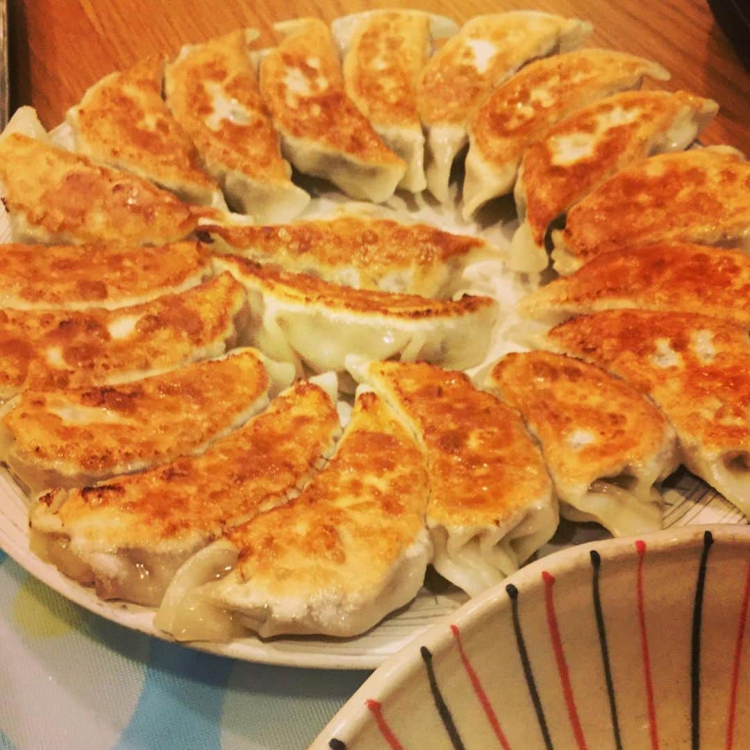 佐藤智美のインスタグラム：「今日の餃子🥟はいろんな意味で成功✨👍 ウェ~~~~~~~~イwww🕺🕺🕺💕 #今日の晩御飯  #餃子  #麻婆豆腐  #手作り」