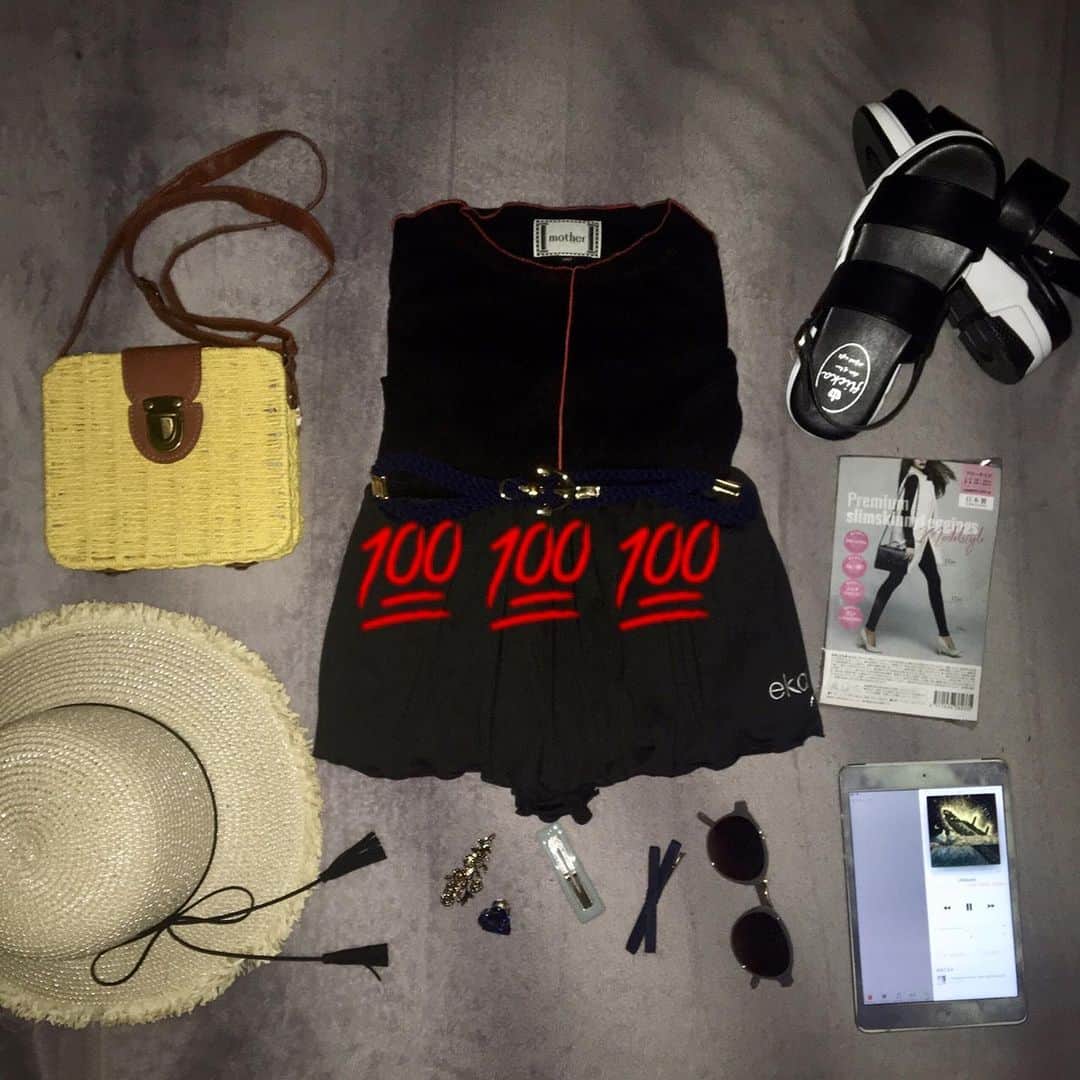 のインスタグラム：「✔️ #item . 最近の色々～！ . 基本服は黒が多いんやけど、あたたかくなってきたから麦わらやら、サンダルやら、かごバッグを追加～ 🙌🏿 yellow かごバッグは #ubasic の。裏が花柄で可愛い 🕯 サンダルは #isntshe 🌚 . あと、前に紹介した #プレミアムスリムスキニーレギンス 調子良い ☺︎ 寝る前に履くと朝にはスッキリ 🌚 脚のツボ刺激もありがたい ◎💯 . ちなみに最近の音楽は #メイドインアビス の サントラ か ＃アダムヤング か #SigurRós ばかりです（笑） . @premiumslimskinnyleggings_lme #置き画  #置き画くら部 #お気に入り #バッグ：#ubasic_official @ubasic_official (B54GH008) #ボトムス：#eka @ekalosangelesjapan (CC040135) #サンダル：#isntshe @isntshe_official (300I) #ヘアピン：#ルピス @queen.lupis (v0673) #暗め加工#wrwr_小物」