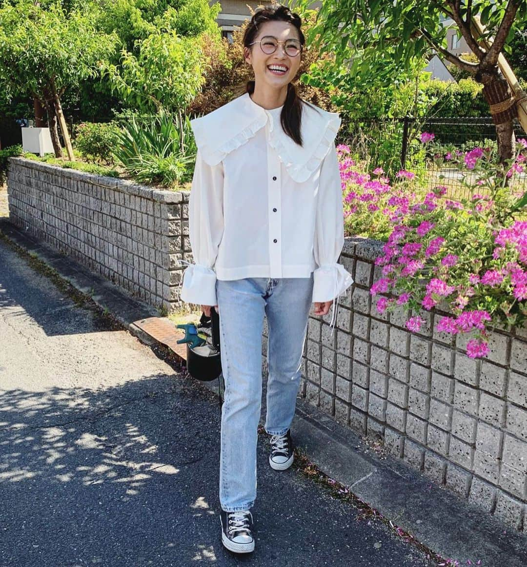 田中彩子さんのインスタグラム写真 - (田中彩子Instagram)「. 単体でもポイントになり、 色物や柄物アイテムとも相性がよく 主役にも脇役にもなる かわいすぎるすごく万能なブラウス🤤❤️ たっぷり生地を使用しておりますので歩くたびに揺れる感じもたまらなく可愛いく、 裾や袖口が広がっているデザインなので足や手首が細く見えスタイルアップも👌😍 . リボンの生地幅をかなり細くしたので甘過ぎることなく程よく可愛いさをプラス✔︎ ふりふりだけど甘過ぎるのは苦手だったのでボタンにシルバー金具を入れる事でモダン感もプラスしました✔︎ ありそうでなかった、心の底から欲しかったブラウスです！❤️ . 本日5/25(sat)22:00〜⏰⚡️ 新発売です❤️✨ セット売りやバラ売りなどの詳細は @gypsohila.jpn  をご覧くださいませ✨ . eye...#eyevan7285  blouse...#gypsohila  jeans...#levis shoes...#converse  bag...#AYAKO」5月25日 20時12分 - ayako_tanaka_