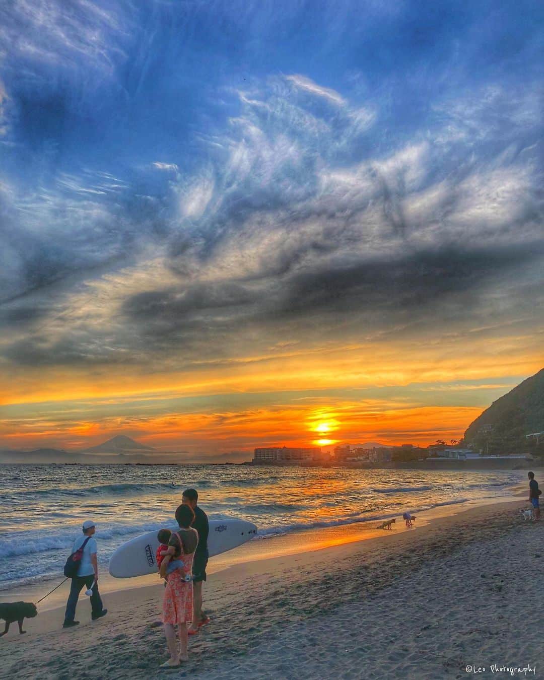 leo7000のインスタグラム：「葉山の良き風景 🌄🌅 毎日ため息つきたくなるニュースばかりですが、海を散歩すると心が洗われますね😊  皆さん、明日も良い一日を‼️😃👋🏻 🍺🍺✨」