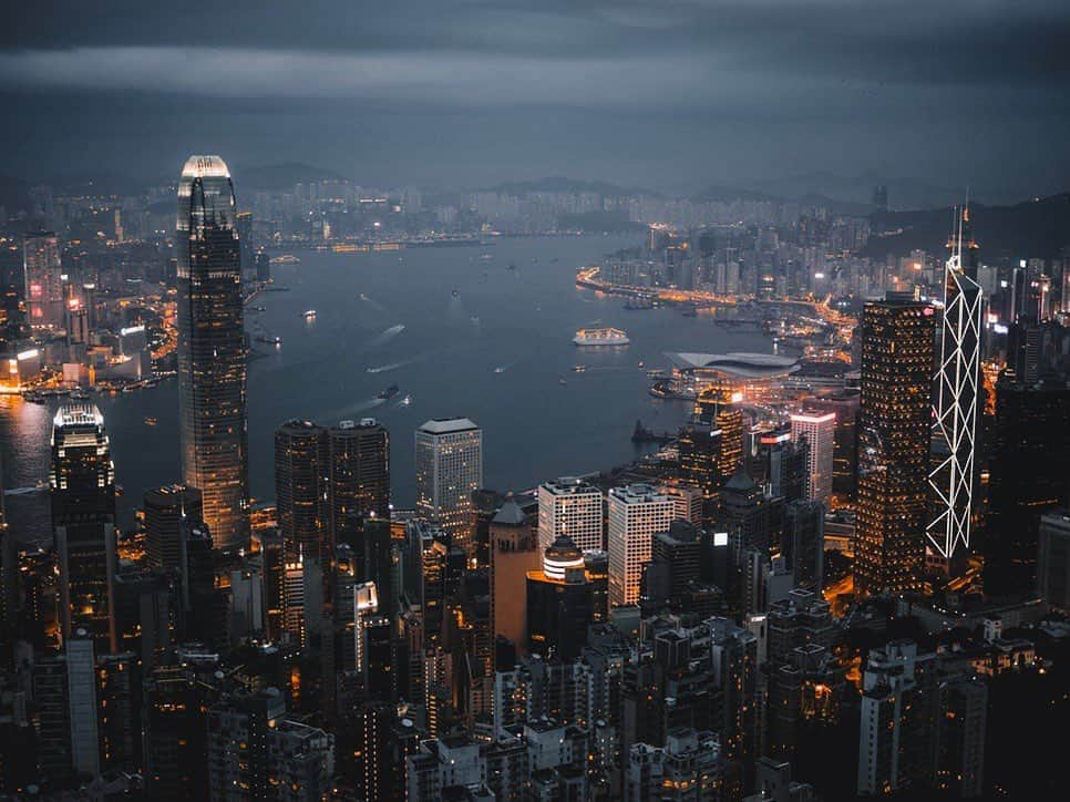 RIKUYAのインスタグラム：「🌃 Cool Hong Kong night view  ㅤ SAMYANG 14mm F2.8 📷 ㅤㅤ」