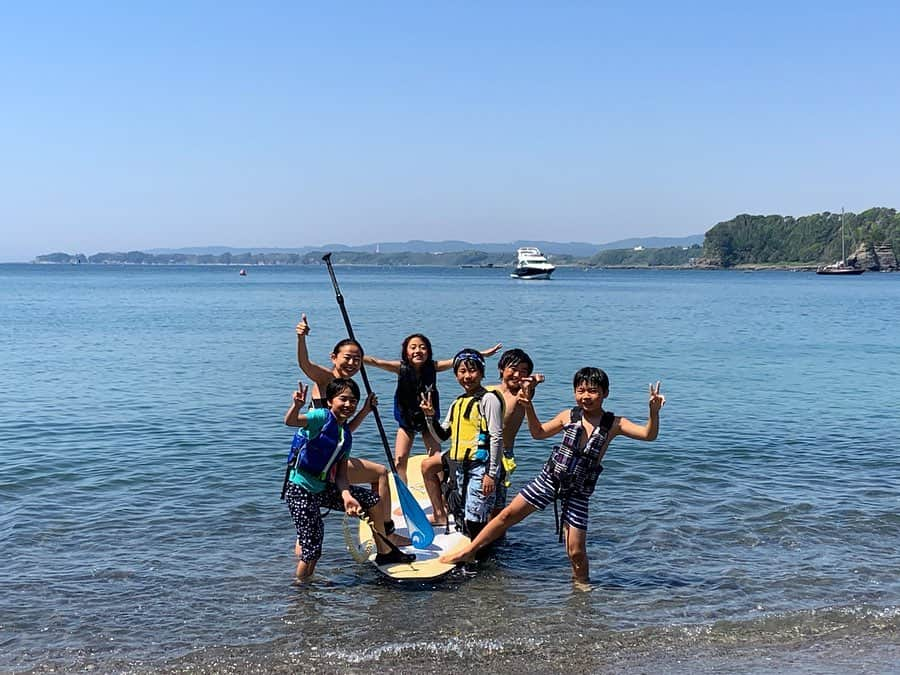 高松いくさんのインスタグラム写真 - (高松いくInstagram)「SupKid’s🏄‍♂️👩＋👦👧👶👦👶（笑） 流石にね、乗り切れないから！（笑） 全員乗れないって言っても、無理矢理乗ってきてはドボン🤣 ねーーSupやりたい‼️ ねー行くでしょ⁉️ そんなこと言われたらね、行かないわけないでしょ🤣❤️ 子供達の自由で好奇心の塊な行動が、 私の経験した事のないSupにしてくれる🤪 BeachでSupの上でお昼寝しようとしても寄ってたかって、自分達が作ったカキ氷全員無理矢理食べさせてくるし（笑） そんなこの子達がたまらなく好きです🤣 たまにスパルタになる私のSupに乗ってくるたくましさと可愛さに今日もみーーんなからいっっぱいパワーと爆笑をもらいました🙌 Supはこんな楽しみ方もあるんです🤩 みんなとどんどんいろんなSupの楽しさを開拓したい٩( ᐛ )و 海の家『みなとや』に集まる子供達から自然の遊び方をこの夏もたっっぷり教えてもらいます👍❤️ またSupやろうね‼️って帰って行きました（笑） こちらこそありがとう🤣🌈 子供達にとってのSupがどんどん 楽しさ増しますように😆💕 Supしたい親子❤️Kid’sウェルカムです😊 See you soon✨ #みなとや #子供達 #体力 #凄まじい  #sup #nature #fun #paddleboarding #beach #kids #misaki #minatoya #power #海 #遊び #子供 #大人 #水遊び #アウトドア #遊び場 #逞しい」5月25日 20時19分 - iku_takamatsu_trip_sup_yoga