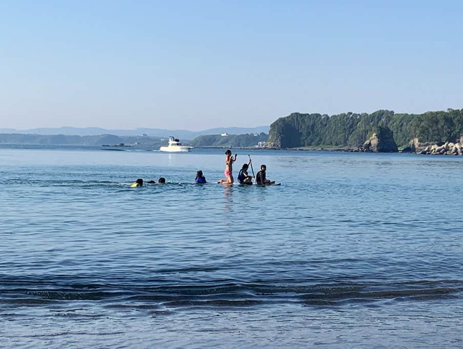 高松いくさんのインスタグラム写真 - (高松いくInstagram)「SupKid’s🏄‍♂️👩＋👦👧👶👦👶（笑） 流石にね、乗り切れないから！（笑） 全員乗れないって言っても、無理矢理乗ってきてはドボン🤣 ねーーSupやりたい‼️ ねー行くでしょ⁉️ そんなこと言われたらね、行かないわけないでしょ🤣❤️ 子供達の自由で好奇心の塊な行動が、 私の経験した事のないSupにしてくれる🤪 BeachでSupの上でお昼寝しようとしても寄ってたかって、自分達が作ったカキ氷全員無理矢理食べさせてくるし（笑） そんなこの子達がたまらなく好きです🤣 たまにスパルタになる私のSupに乗ってくるたくましさと可愛さに今日もみーーんなからいっっぱいパワーと爆笑をもらいました🙌 Supはこんな楽しみ方もあるんです🤩 みんなとどんどんいろんなSupの楽しさを開拓したい٩( ᐛ )و 海の家『みなとや』に集まる子供達から自然の遊び方をこの夏もたっっぷり教えてもらいます👍❤️ またSupやろうね‼️って帰って行きました（笑） こちらこそありがとう🤣🌈 子供達にとってのSupがどんどん 楽しさ増しますように😆💕 Supしたい親子❤️Kid’sウェルカムです😊 See you soon✨ #みなとや #子供達 #体力 #凄まじい  #sup #nature #fun #paddleboarding #beach #kids #misaki #minatoya #power #海 #遊び #子供 #大人 #水遊び #アウトドア #遊び場 #逞しい」5月25日 20時19分 - iku_takamatsu_trip_sup_yoga