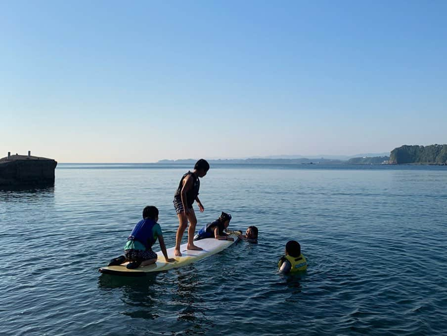 高松いくさんのインスタグラム写真 - (高松いくInstagram)「SupKid’s🏄‍♂️👩＋👦👧👶👦👶（笑） 流石にね、乗り切れないから！（笑） 全員乗れないって言っても、無理矢理乗ってきてはドボン🤣 ねーーSupやりたい‼️ ねー行くでしょ⁉️ そんなこと言われたらね、行かないわけないでしょ🤣❤️ 子供達の自由で好奇心の塊な行動が、 私の経験した事のないSupにしてくれる🤪 BeachでSupの上でお昼寝しようとしても寄ってたかって、自分達が作ったカキ氷全員無理矢理食べさせてくるし（笑） そんなこの子達がたまらなく好きです🤣 たまにスパルタになる私のSupに乗ってくるたくましさと可愛さに今日もみーーんなからいっっぱいパワーと爆笑をもらいました🙌 Supはこんな楽しみ方もあるんです🤩 みんなとどんどんいろんなSupの楽しさを開拓したい٩( ᐛ )و 海の家『みなとや』に集まる子供達から自然の遊び方をこの夏もたっっぷり教えてもらいます👍❤️ またSupやろうね‼️って帰って行きました（笑） こちらこそありがとう🤣🌈 子供達にとってのSupがどんどん 楽しさ増しますように😆💕 Supしたい親子❤️Kid’sウェルカムです😊 See you soon✨ #みなとや #子供達 #体力 #凄まじい  #sup #nature #fun #paddleboarding #beach #kids #misaki #minatoya #power #海 #遊び #子供 #大人 #水遊び #アウトドア #遊び場 #逞しい」5月25日 20時19分 - iku_takamatsu_trip_sup_yoga