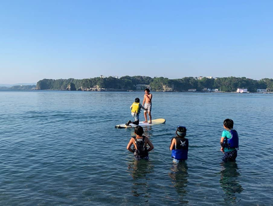 高松いくさんのインスタグラム写真 - (高松いくInstagram)「SupKid’s🏄‍♂️👩＋👦👧👶👦👶（笑） 流石にね、乗り切れないから！（笑） 全員乗れないって言っても、無理矢理乗ってきてはドボン🤣 ねーーSupやりたい‼️ ねー行くでしょ⁉️ そんなこと言われたらね、行かないわけないでしょ🤣❤️ 子供達の自由で好奇心の塊な行動が、 私の経験した事のないSupにしてくれる🤪 BeachでSupの上でお昼寝しようとしても寄ってたかって、自分達が作ったカキ氷全員無理矢理食べさせてくるし（笑） そんなこの子達がたまらなく好きです🤣 たまにスパルタになる私のSupに乗ってくるたくましさと可愛さに今日もみーーんなからいっっぱいパワーと爆笑をもらいました🙌 Supはこんな楽しみ方もあるんです🤩 みんなとどんどんいろんなSupの楽しさを開拓したい٩( ᐛ )و 海の家『みなとや』に集まる子供達から自然の遊び方をこの夏もたっっぷり教えてもらいます👍❤️ またSupやろうね‼️って帰って行きました（笑） こちらこそありがとう🤣🌈 子供達にとってのSupがどんどん 楽しさ増しますように😆💕 Supしたい親子❤️Kid’sウェルカムです😊 See you soon✨ #みなとや #子供達 #体力 #凄まじい  #sup #nature #fun #paddleboarding #beach #kids #misaki #minatoya #power #海 #遊び #子供 #大人 #水遊び #アウトドア #遊び場 #逞しい」5月25日 20時19分 - iku_takamatsu_trip_sup_yoga