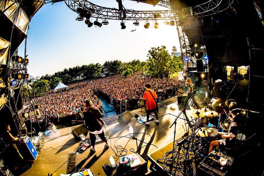 辻村勇太さんのインスタグラム写真 - (辻村勇太Instagram)「TOKYO METROPOLITAN ROCK FESTIVAL 2019 @新木場・若洲公園  Photo by @hamanokazushi  #blueencount  #bassist #metrock #暑い中ありがとう #中継も見てくれたみんなありがとう #お渡し会もありがとう #たくさんのありがとう #お渡し会でいつも元気もらってますって言ってくれた子いたけど #それを言ってくれて俺らも元気もらってる #また遊ぼう #おつとぅーっす」5月25日 20時21分 - yuuta.tsujimura