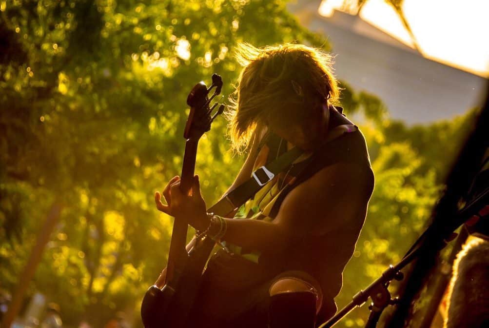 辻村勇太さんのインスタグラム写真 - (辻村勇太Instagram)「TOKYO METROPOLITAN ROCK FESTIVAL 2019 @新木場・若洲公園  Photo by @hamanokazushi  #blueencount  #bassist #metrock #暑い中ありがとう #中継も見てくれたみんなありがとう #お渡し会もありがとう #たくさんのありがとう #お渡し会でいつも元気もらってますって言ってくれた子いたけど #それを言ってくれて俺らも元気もらってる #また遊ぼう #おつとぅーっす」5月25日 20時21分 - yuuta.tsujimura