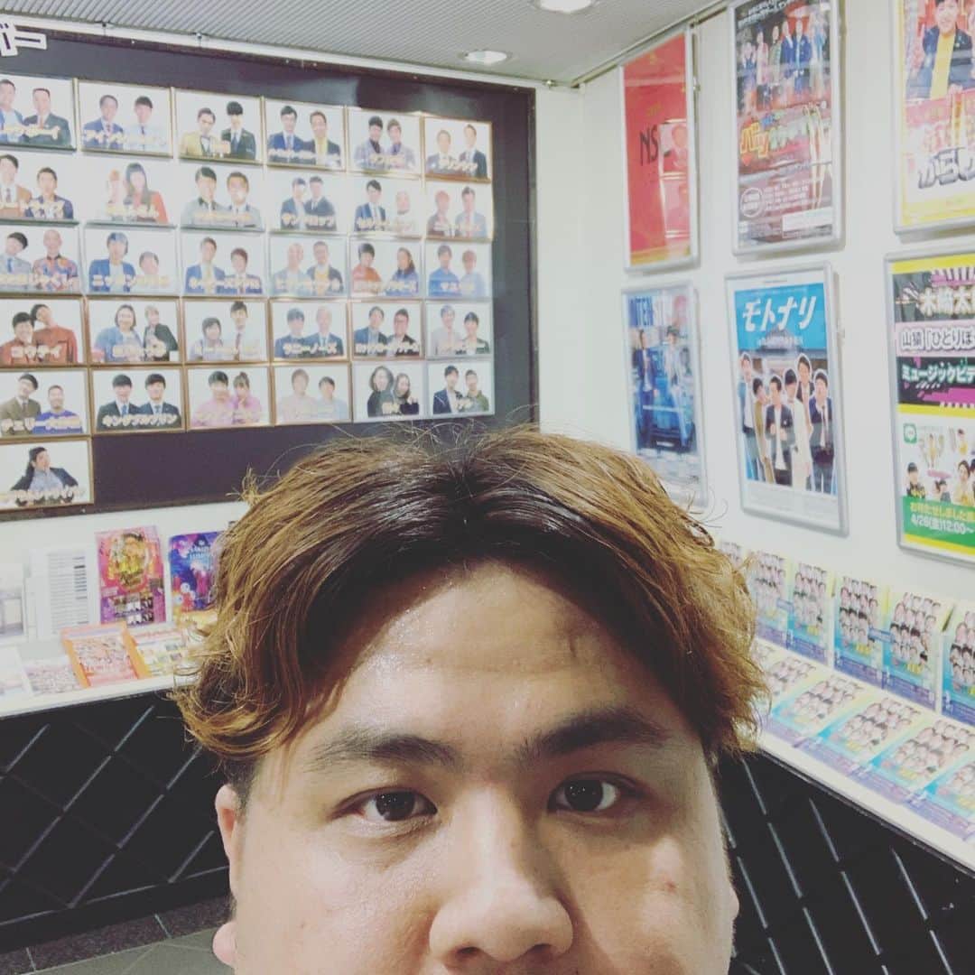 池田真一のインスタグラム：「漫才劇場のロビーいます！ センター分けでお待ちしております！」