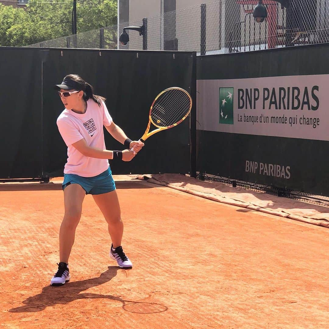 ジェン・サイサイさんのインスタグラム写真 - (ジェン・サイサイInstagram)「Ready for Roland Garros with my #PureAero from @babolat. #WeLiveForThis」5月25日 20時24分 - zheng_saisai