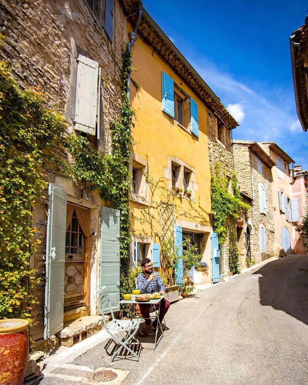 Airbnbさんのインスタグラム写真 - (AirbnbInstagram)「Tucked away on a quiet street in a historic village, Superhost Xavier’s Plus home is a perfect base for exploring the hill towns of the Luberon region—or for eating as many meals as humanly possible at La Bartavelle, just around the corner.  Photo: @cloetclem」5月25日 20時24分 - airbnb