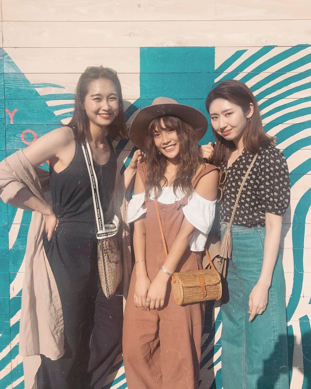 馬詰まほさんのインスタグラム写真 - (馬詰まほInstagram)「GREEN ROOM ' 19🌼 . @greenroomfestival day１🌊 . 可愛いお姉様達に挟まれてデレデレの図♡ . #greenroomfestival #greenroom #festivaloutfit」5月25日 20時28分 - mahorin.1993