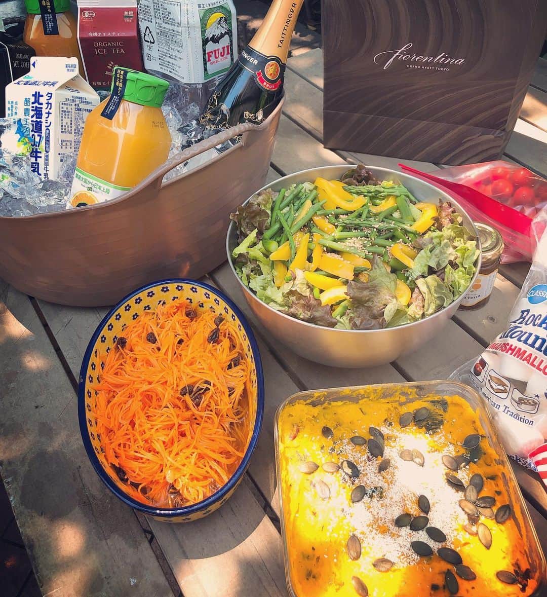 のインスタグラム：「ご近所8家族でBBQ。夏日和、子供たちも大いにはしゃぎまわり、楽しかったなー！ #サラダ🥗 #サラダ係」