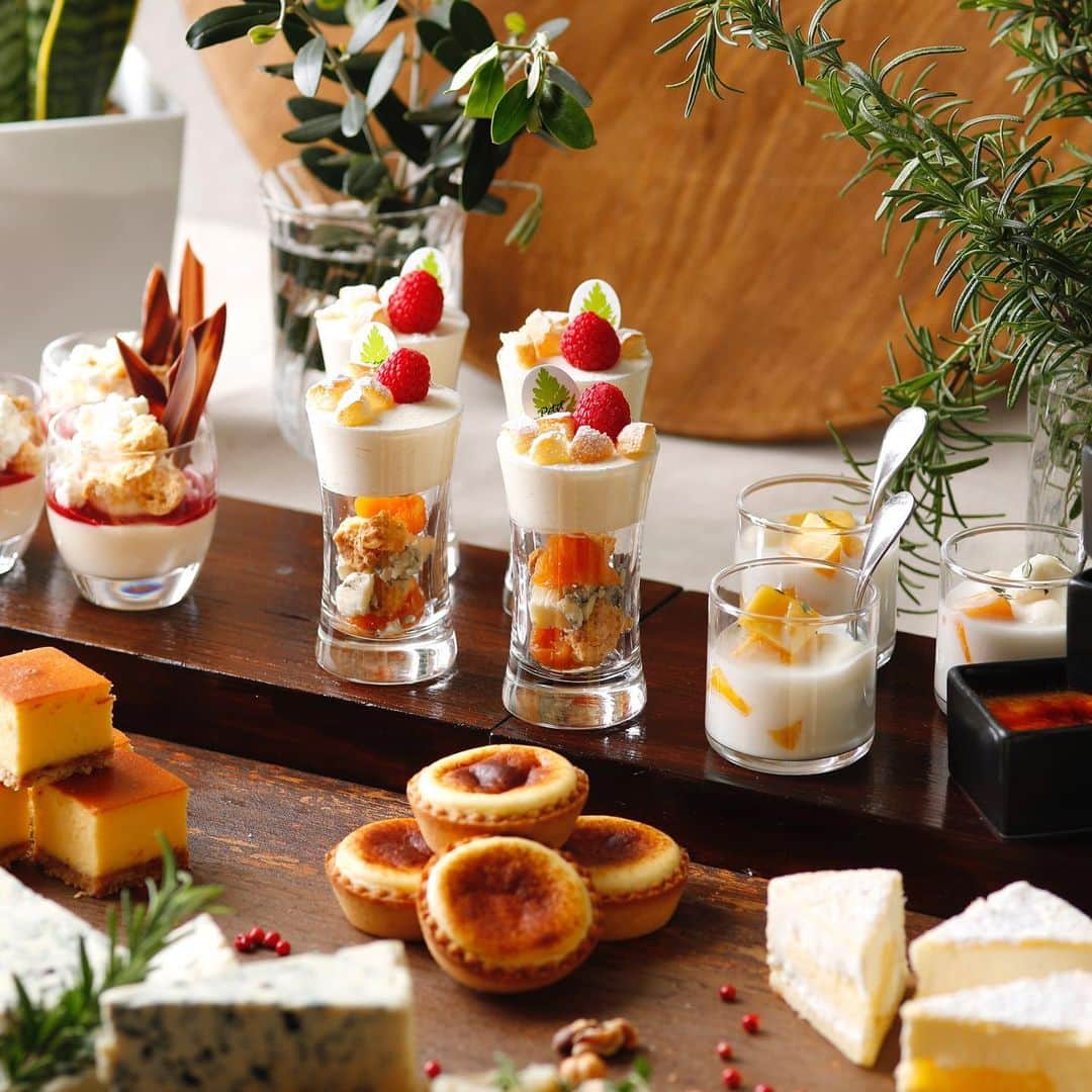 THE WESTIN TOKYO | ウェスティンホテル東京さんのインスタグラム写真 - (THE WESTIN TOKYO | ウェスティンホテル東京Instagram)「世界のチーズを多彩なスイーツで味わう「チーズデザートブッフェ」が7月1日(月)から1か月限定で始まります🧀😋 マスカルポーネ香る濃厚なクレームブリュレ、ゴルゴンゾーラ独特の香りや塩気にアプリコットの甘さが絶妙なチーズクリーム、北フランス地方が原産の「フロマージュ･ブラン」のブランマンジェには、甘酸っぱい赤いベリーと爽やかなカッテージチーズをトッピング✨ ずらりと並んだ、異なるチーズが香る20種類以上のチーズスイーツをお好きなだけお楽しみください。平日限定開催です。 詳細はプロファイルのリンク🔗より👉👉 …… Calling all cheese lovers 🧀- treat yourself to the irresistible lineup of cheese desserts in our “A World of Cheese” dessert buffet starting from July 1✨ From mascarpone, camembert to blue cheese and more, all of the world’s most beloved upscale cheeses get their time to shine at this alluring event. Think classic cheesecake and summer cheese-based desserts topped with fruit and served in dainty glasses, there’s enough variety to tempt both the casual cheese lover and fromage connoisseur😋 Book now before the seats fill up! Visit our bio link 🔗for more details👉👉 …… #ウィスティンホテル #ウェスティン #ホテル #東京 #恵比寿 #週末 #今週は恵比寿 #チーズ #チーズケーキ #デザート #デザートブッフェ #アフタヌーンティー #スイーツ #グルメ #甘党 #チーズクリーム #WestinTokyo #westinhotel #thewestintokyo #westin #hotel #tokyo #ebisu #afternoontea #cheese #cheesecake #dessert #cake #dessertbuffet #sweets」5月25日 20時36分 - westintokyo