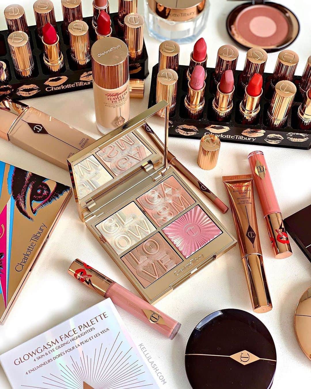 シャーロット・ティルベリーさんのインスタグラム写真 - (シャーロット・ティルベリーInstagram)「Darlings, I love this DREAMY makeup setup by @kellilash!! What are your weekend GLOW essentials? 💖💫💄🌈🦋」5月25日 20時39分 - charlottetilbury