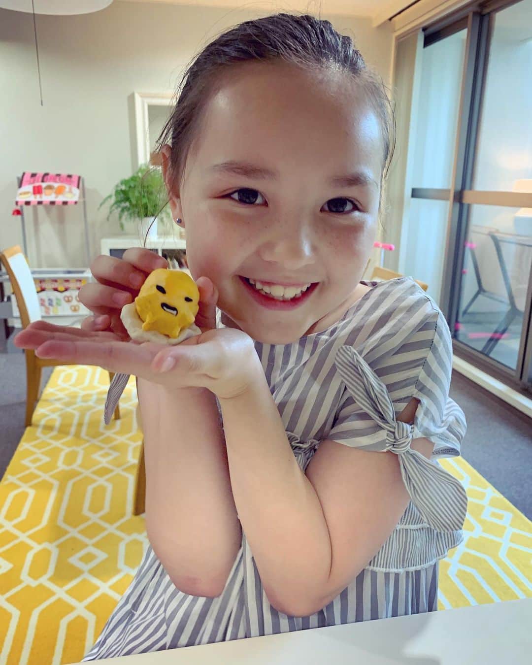 バイリンガル3兄妹のインスタグラム：「粘土で作った愛しのぐでたま♡ ・ ・ エマ作 ・ ・ #ぐでたま #ぐでっとしてない #どちらかというと #どろっとしてる #どろたま」