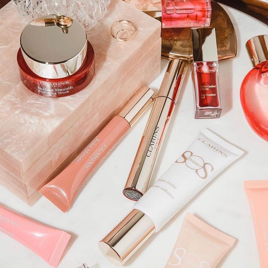 Clarins Canadaさんのインスタグラム写真 - (Clarins CanadaInstagram)「We are ready for the week-end with these #ClarinsMakeup essentials! Do you have any special plans? . . . 📷: @laviedefawn #Clarins #ItsAllAboutYou #MakeupHeroes」5月25日 20時45分 - clarinscanada