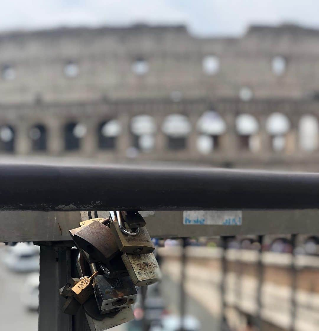 エリシャ・カスバートさんのインスタグラム写真 - (エリシャ・カスバートInstagram)「Locks in Roma ❤️」5月25日 20時48分 - elishaphaneuf