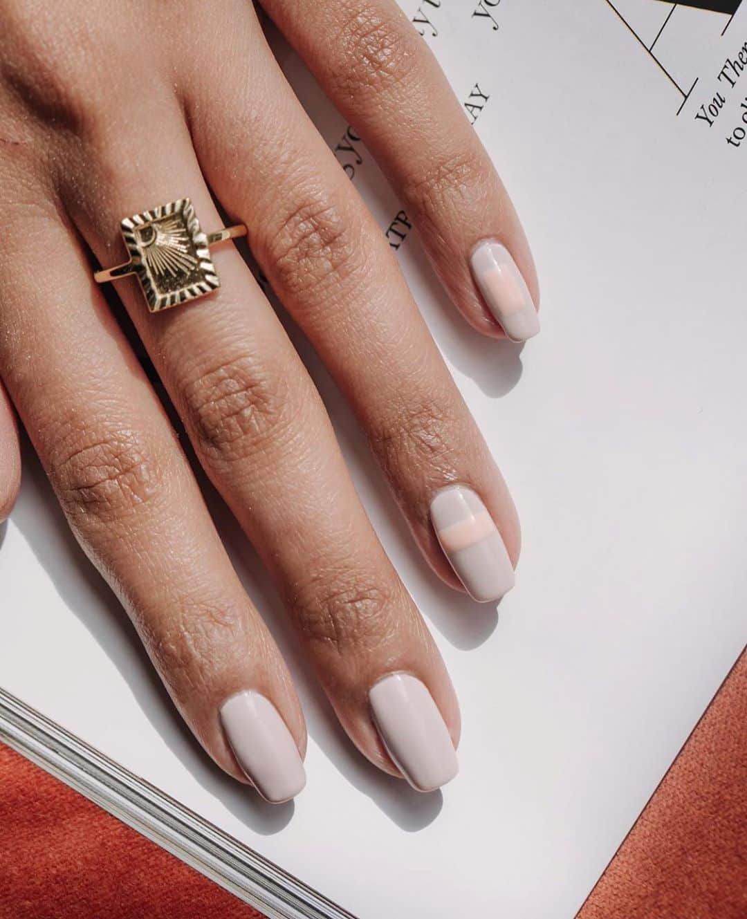 Estée Lalondeのインスタグラム：「I’m so excited to see @drybylondon using my @daisy_jewellery rising sun frame ring in their nail art 💅 photos! Love the nail art 😍👌 #esteelalondeXdaisy (ad- Daisy brand collaboration)」