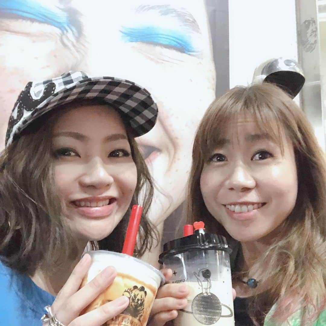 宮本美季のインスタグラム：「美容院に行って、メキシカン料理食べて、からのタピオカ。週末のひと時を @sayaka_yasukura_vocal_studio とデート。とりあえず、タピオカは食後に飲むのはやめましょう。もうお腹はち切れそう！  #原宿  #渋谷まで腹ごなしに歩く #フォンダデラマドゥルガーダ  #御黒堂  #食後のタピオカは危険」