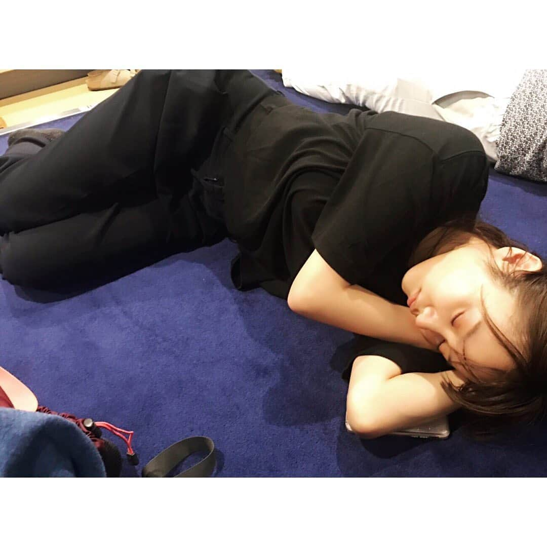 真下玲奈さんのインスタグラム写真 - (真下玲奈Instagram)「フェリーで移動中、爆睡です。 起きたら隣知らない人だった笑 . . あ、おはようございます🌞 そしてちょっとチャック空いてる😭 . 外みたらイルカがいました🐬♡ . #お昼寝 #移動は寝ます #おひるね #爆睡 #盗撮された #爆睡 #移動中 #フェリーで #島へ #真下玲奈 #おやすみ #おやすみなさい #ひるね #海が見える #海だよ #イルカがいた」5月25日 20時50分 - r.mashitaaa.221