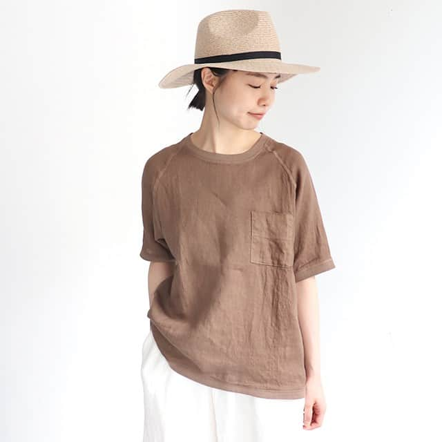 キナリノさんのインスタグラム写真 - (キナリノInstagram)「. ボックスシルエットで着心地快適「maillot｜Linen Pocket Shirt-Tee リネンポケットシャツ」 . ─────────────────── キナリノアプリでは素敵な情報とアイテムを、 毎日お届けします。 →ダウンロードはプロフィールリンクから ─────────────────── . 身幅にゆとりを持たせたボックスシルエットに、胸もとのポケットがワンポイント。洗いのかかった麻素材はふわりと柔らかな風合いで、肌触りの良い一枚に仕上がっています。涼しげで、暑い日にもおすすめの一着。 カラーは、サーモン、ホワイト、ピスタチオ、ライトブラウン、ブラックの5種類をご用意しています。 シンプルなデザインなので男性の方にもおすすめですよ＊ . ▶︎こちらのアイテムはキナリノアプリで販売中！ 「お買いもの」→「インスタグラム掲載」から、インスタグラムでご紹介したアイテムをご覧頂けるようになりました。 アプリを最新版にアップデートのうえ、お買い物をお楽しみください。 . #シャツ #リネン #シンプル #春夏コーデ #マイヨ #STRATOBee #maillot #Shirt #Linen #comfortable #fashionista #coordination #simple #ootd #instafashion #丁寧な暮らし #暮らし #キナリノモール #キナリノ . https://kinarino-mall.jp/item-27395」5月25日 21時00分 - kinarino_official