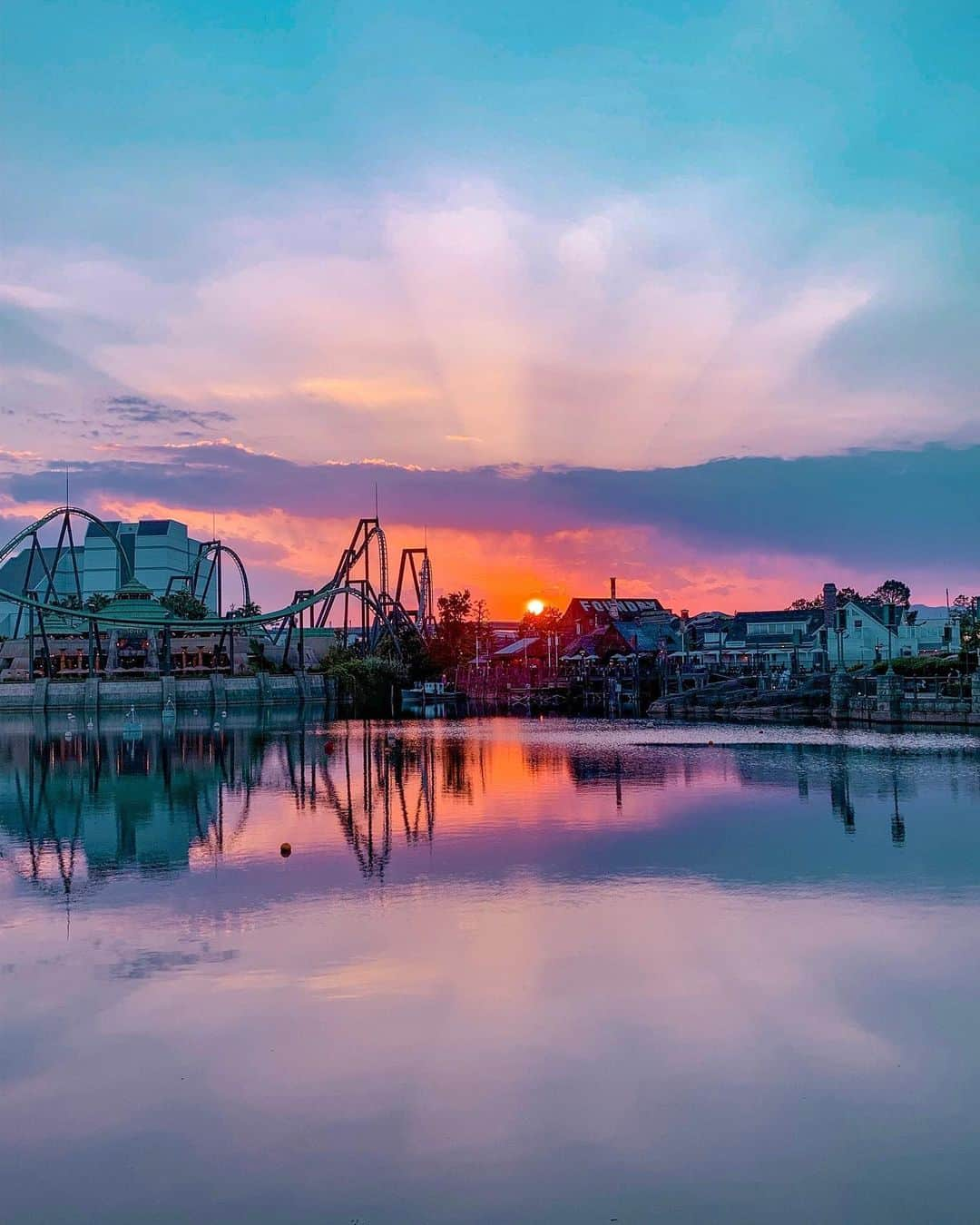 ユミ さんのインスタグラム写真 - (ユミ Instagram)「The sun reflected on the surface of the water💧🎡🎢🌅﻿ What a beautiful view👼🏾💜💙﻿ ﻿水面に映る半分の神秘💕 ﻿ #sunset#beautiful#water#mysterious#1daytrip ﻿ ﻿」5月25日 20時55分 - yuminchu1029