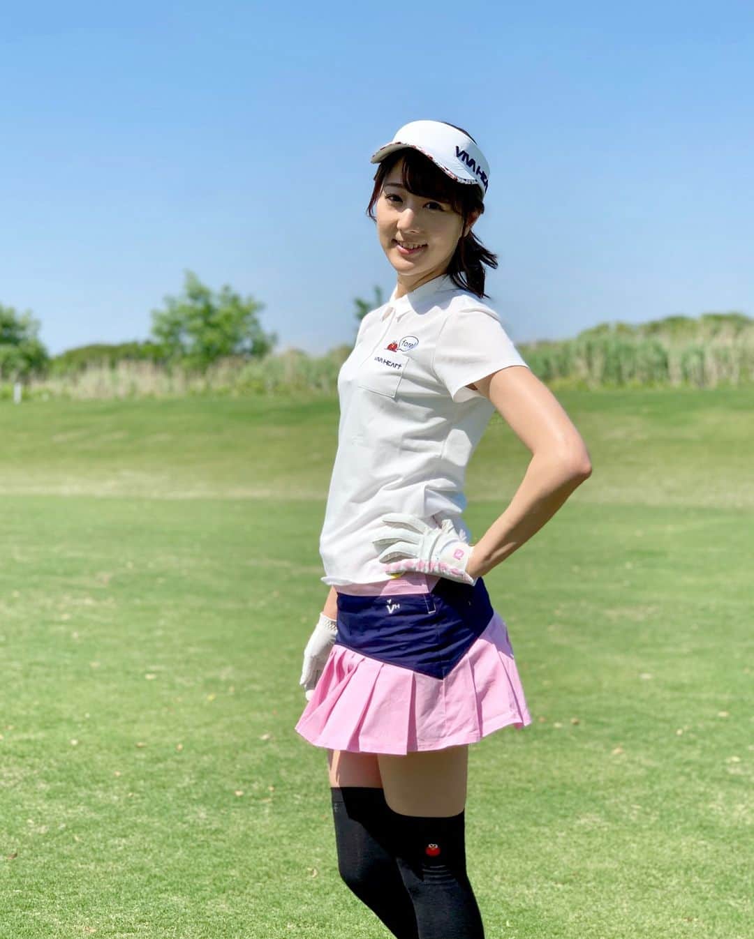 佐々木もよこさんのインスタグラム写真 - (佐々木もよこInstagram)「ついに‼️🥺‼️﻿ ﻿ ゴルフコースデビューしました🏌️‍♀️⛳️✨﻿ ﻿ ﻿ ﻿ 練習場とは全然違って…芝の上って打つ感覚が違うし、傾斜があったり、風が吹いたり、邪魔な池とか砂場もあるの🥺😭💦﻿ ﻿ ﻿ もちろん池ポチャもしました！😂﻿ バンカーもあった。﻿ ﻿ スコアは128でしたが、正直全然できなくて悔しくてたまらない。本当に。午前中から行ったんだけど、さっきうたた寝した時もゴルフの夢を見たし、ぼーっとしててもあの時ああしたかった…とか反省悔しさばかり😭💦﻿ ﻿ ﻿ 早く練習場にアプローチ、パターの練習をしに行きたい！！！﻿ ﻿ ﻿ ﻿ デビューのかわいい #ゴルフウエア は全身 #vivaheart だよっ😍❤️❤️✨﻿ ﻿ ﻿ エルモがかわいくてかわいくて🥺💕﻿ ﻿ 大のお気に入り❗️﻿ ﻿ ピンクとネイビーのスカートにニーハイもいい感じでしょっ💖💖﻿ ﻿ またかわいいウエア着たいから、コース回れるように練習がんばるぞ😻😽⛳️❤️✨﻿ ﻿ ﻿ ﻿ ﻿ ﻿ ﻿ ﻿ ﻿ #ゴルフ女子 #ゴルフ#ゴルフウェア #ビバハート#エルモ#ファッション#golf#golfswing #sport#japan」5月25日 21時01分 - moyoko_atom