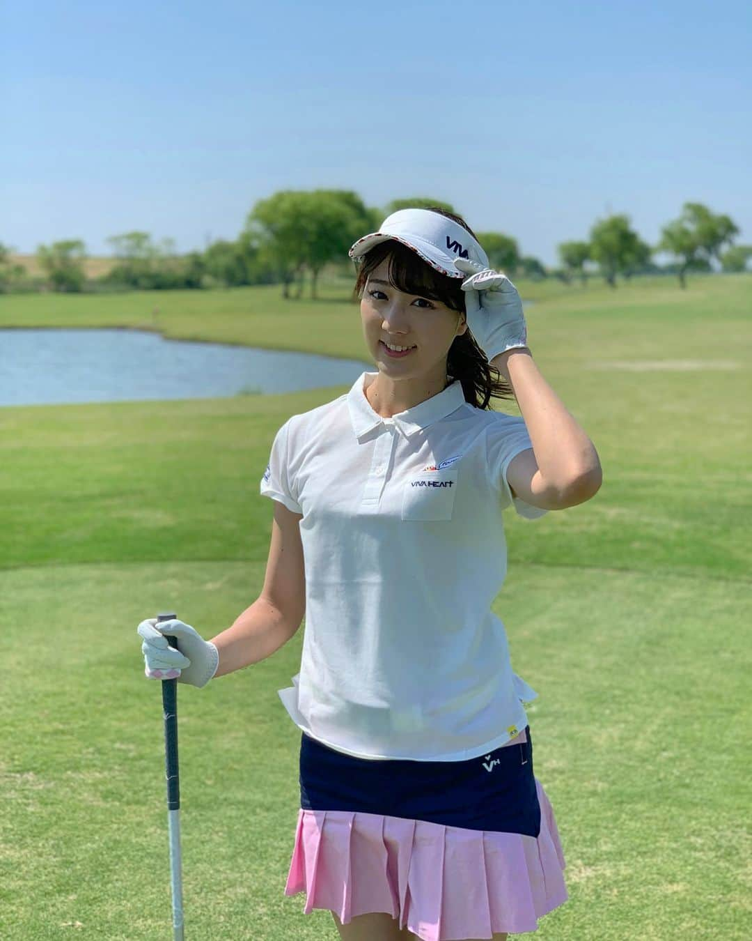 佐々木もよこさんのインスタグラム写真 - (佐々木もよこInstagram)「ついに‼️🥺‼️﻿ ﻿ ゴルフコースデビューしました🏌️‍♀️⛳️✨﻿ ﻿ ﻿ ﻿ 練習場とは全然違って…芝の上って打つ感覚が違うし、傾斜があったり、風が吹いたり、邪魔な池とか砂場もあるの🥺😭💦﻿ ﻿ ﻿ もちろん池ポチャもしました！😂﻿ バンカーもあった。﻿ ﻿ スコアは128でしたが、正直全然できなくて悔しくてたまらない。本当に。午前中から行ったんだけど、さっきうたた寝した時もゴルフの夢を見たし、ぼーっとしててもあの時ああしたかった…とか反省悔しさばかり😭💦﻿ ﻿ ﻿ 早く練習場にアプローチ、パターの練習をしに行きたい！！！﻿ ﻿ ﻿ ﻿ デビューのかわいい #ゴルフウエア は全身 #vivaheart だよっ😍❤️❤️✨﻿ ﻿ ﻿ エルモがかわいくてかわいくて🥺💕﻿ ﻿ 大のお気に入り❗️﻿ ﻿ ピンクとネイビーのスカートにニーハイもいい感じでしょっ💖💖﻿ ﻿ またかわいいウエア着たいから、コース回れるように練習がんばるぞ😻😽⛳️❤️✨﻿ ﻿ ﻿ ﻿ ﻿ ﻿ ﻿ ﻿ ﻿ #ゴルフ女子 #ゴルフ#ゴルフウェア #ビバハート#エルモ#ファッション#golf#golfswing #sport#japan」5月25日 21時01分 - moyoko_atom