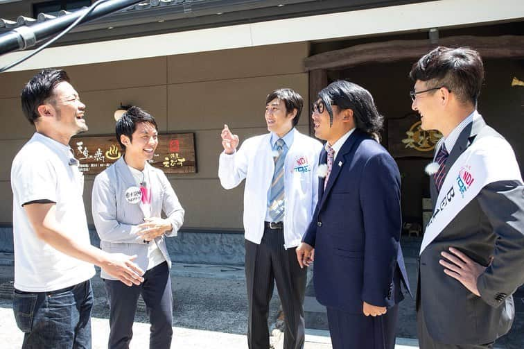 藤村晃輝さんのインスタグラム写真 - (藤村晃輝Instagram)「今週もスタジオ収録終了！今回はTOS開局50周年のBE4ND推進部に就任したロバートの皆さんの大分ロケに森さんと密着してきました✨ ロバートさんの付き人として、無茶ぶりに応えることができたんでしょうか…詳しくは5月26日(日)23時25分からご覧くださいませ😆✨ @be4nd_tos でも随時BE4ND推進部の情報をアップしていきますので、是非フォローしてくださいね〜 #森藤村の組み合わせでうまく行くはずがない #何かしらのハプニングは免れない #スパーク魂 #ロバート #秋山竜次 #馬場裕之 #山本博 #密着 #付き人 #森祐作 #和田綾香 #藤村晃輝 #テレビ大分 #be4nd推進部 #be4nd #開局 #50周年  #都か区か #はねるのトびら世代 #黒族好き #この気持ちまさに #チャイニーズデストロイ」5月25日 21時01分 - fujimura_koki_tos