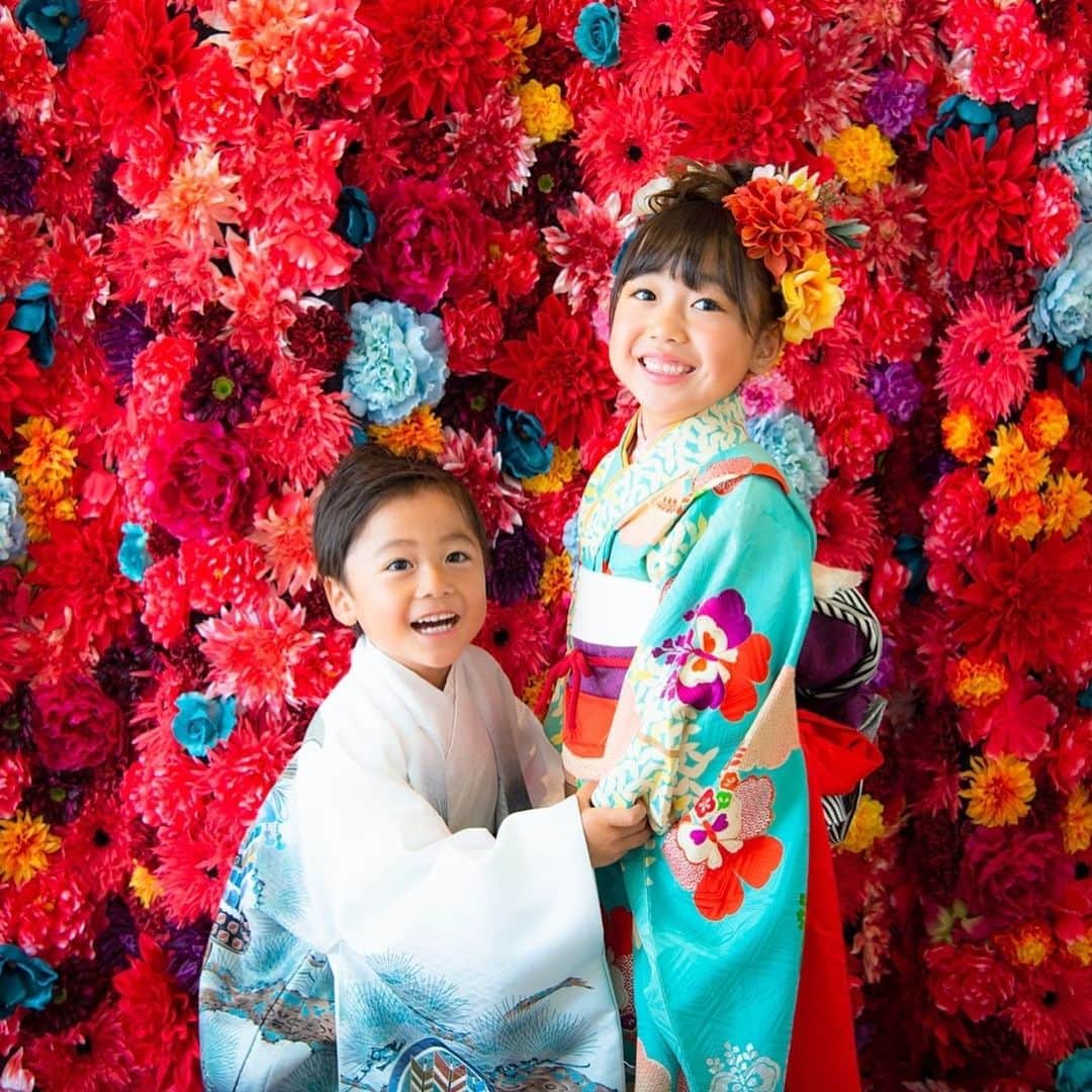 かなのインスタグラム：「． 七五三前撮り👘✨ 全部お気に入りで選べず10枚😂🙏🏻 ． 今年7歳👧🏻と5歳👦🏻になるので最後の七五三😢✨ ． アンナは今までに着たことのない水色のお着物でりきとは白を着せたい❗️とパパが選んだもの😊💕 ． スタジオはりきとが1歳の時からお世話になっている @lovstphotostudio さんでお願いしました🥰 都内近郊に4店舗あって今回の @lovst_riverside は 初めて✨ どの店舗も写真映えする背景が可愛くて❤️ ． 髪の毛もお花盛り盛りにしてください〜🌼とワガママオーダーしたんだけど大満足な仕上がりに😍 いつ行っても遊びながら子供たちの自然な笑顔を引き出してくれる大好きなスタジオ🙈✨ 撮影が終わってももっと遊びたい〜🥺って言ってたよ😂💓 ． ． #七五三#前撮り#スタジオ#撮影#記念#着物#娘#息子#6歳#4歳#笑顔」