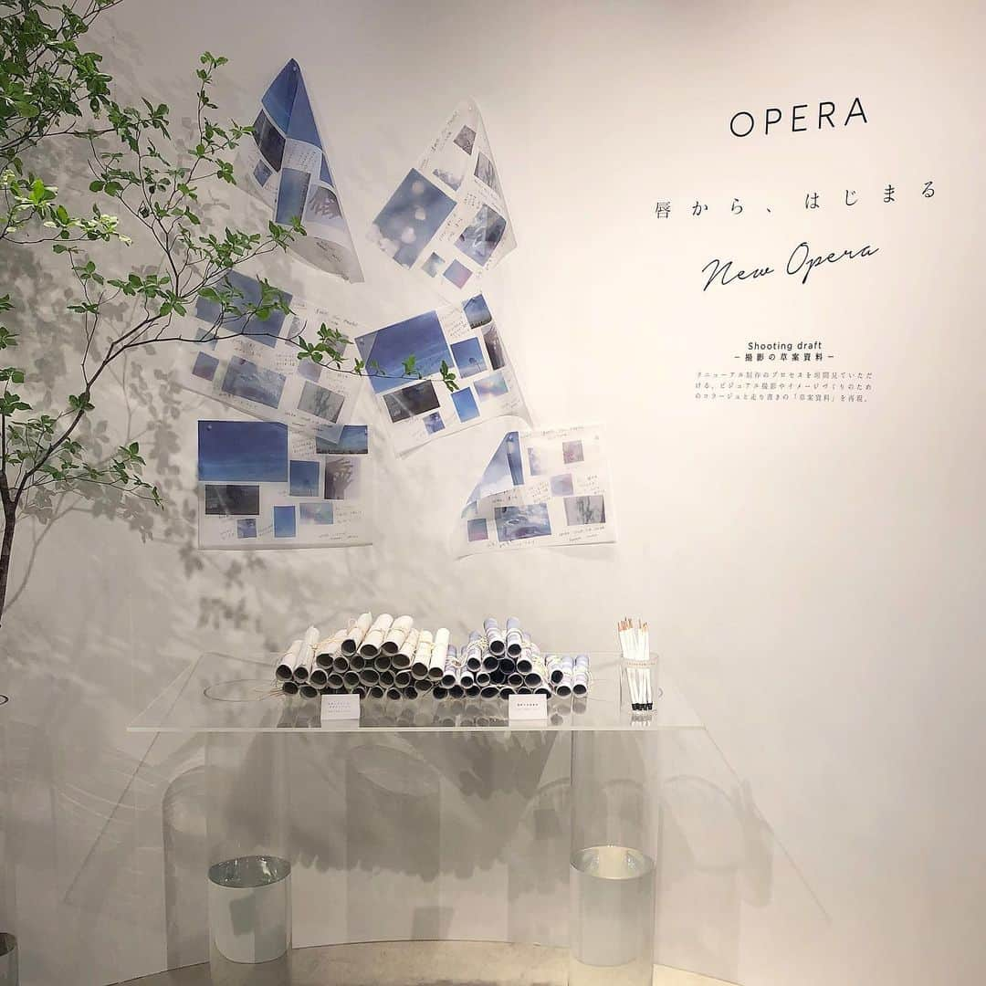 松尾 瞳さんのインスタグラム写真 - (松尾 瞳Instagram)「. @opera_cosmetics のブランドリニューアルに伴い 新作発表会へ、、🕊🌿 . 「リップティント」「シアーリップカラー」が 新しくなってカラバリが増えて、 デザインもスタイリッシュに🥺❤️ . 普段からOPERA愛用者の私はとってもうきうき🥺🌹 会場の世界観も素敵だったな〜〜 . ティントの限定色を塗ってみたから (腕にだけど)色の感じ見てみてね！ . また動画も撮ります💄 . #operacosmetics #new_opera #PR」5月25日 20時58分 - hitomimatsuo.09