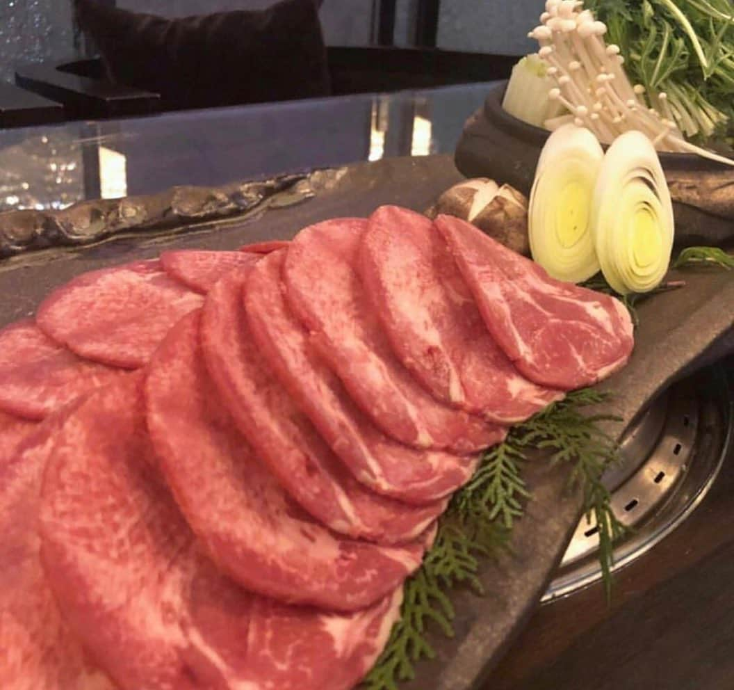 備長炭焼肉ほむら 刈谷本店さんのインスタグラム写真 - (備長炭焼肉ほむら 刈谷本店Instagram)「#焼肉と言えばほむら﻿﻿﻿﻿ ﻿﻿﻿﻿ 今日も元気にほむら刈谷の加藤です‼️﻿﻿ ﻿﻿ 週末たくさんのご来店頂き誠にありがとうございました😤😤 ﻿﻿ ﻿﻿ ほむらは焼肉の焼ける熱気でムンムンです👍👍﻿﻿ ♡A5ランクの近江牛肉の焼肉屋さん﻿﻿ ♡豪華シャンデリア個室で空間を楽しめる焼肉屋さん﻿﻿ ♡元気いっぱいのスタッフのおもてなし﻿﻿ ﻿﻿﻿ 何が違う焼肉屋のほむら🌸🌸﻿﻿ ﻿﻿ 本日もたくさんの方のご予約ありがとうございます😃✨﻿﻿ ﻿﻿ 本日も17時30分よりオープンです😊﻿﻿ ﻿﻿ ほむら刈谷﻿﻿﻿﻿﻿ 店長 加藤﻿﻿﻿﻿﻿ ﻿﻿﻿﻿ 〜.〜.〜.〜.〜.〜.〜.〜.〜.〜.〜﻿﻿﻿﻿﻿ ﻿﻿﻿﻿□キャッシュバックキャンペーン□﻿﻿﻿ ﻿﻿﻿ 💰女性限定(男性同伴もOK)﻿﻿﻿ 💰期間限定﻿﻿﻿ 💰本日お支払い合計金額（税抜）の10％を、”次回”ご来店時にキャッシュバック﻿﻿﻿ 💰(月)〜(木)はオールタイム/（金）（土）（日）は20時30分以降でご利用可能﻿﻿﻿ 💰キャッシュバック有効期限は利用日から翌月の前日までとなります。﻿﻿﻿ ＊金額記載の証明書をお渡し致しますので次回お持ちください（紛失の場合は無効となります）﻿ ﻿﻿ ﻿﻿ ﻿ ﻿ ﻿﻿﻿﻿﻿﻿﻿﻿﻿﻿﻿﻿﻿ ﻿﻿﻿﻿﻿﻿﻿﻿﻿﻿﻿﻿﻿﻿ ﻿﻿＃刈谷市 #刈谷 #刈谷駅 #刈谷カフェ #いただきます ﻿﻿﻿﻿ #安城市 #安城 #安城カフェ #安城カフェ ﻿﻿﻿﻿ #夜ごはん ﻿﻿ #ママ  #お誕生日会 #ランチ部 #豪華ディナー #豪華な個室 #焼肉コース #焼肉キング #もう一度食べたい﻿﻿﻿﻿﻿﻿﻿﻿﻿﻿﻿﻿﻿﻿﻿﻿﻿﻿﻿﻿﻿﻿﻿﻿﻿﻿﻿﻿﻿ #めちゃうまかった﻿﻿﻿﻿﻿﻿﻿﻿﻿﻿﻿﻿﻿﻿﻿﻿ #グルメ部#焼肉巡り #デート #焼肉デート ﻿﻿﻿﻿﻿﻿﻿﻿﻿﻿﻿﻿﻿﻿﻿﻿﻿﻿﻿﻿﻿﻿﻿﻿﻿﻿﻿﻿﻿ #グルメ女子﻿﻿﻿﻿﻿﻿﻿﻿﻿﻿﻿﻿﻿﻿﻿﻿﻿﻿﻿﻿﻿﻿﻿﻿﻿﻿﻿﻿﻿﻿ #おすすめのお店﻿﻿﻿﻿﻿﻿﻿﻿﻿﻿﻿﻿﻿﻿﻿﻿ #うますぎる﻿﻿﻿﻿﻿﻿﻿﻿﻿﻿﻿﻿﻿﻿﻿﻿﻿﻿﻿﻿﻿﻿﻿﻿﻿﻿﻿ #美味しすぎる﻿﻿﻿﻿﻿﻿ #焼肉 ﻿﻿﻿﻿﻿﻿ ﻿﻿﻿─┘─┘─┘─┘─┘─┘─┘─┘﻿﻿﻿﻿﻿﻿﻿﻿﻿﻿﻿﻿﻿﻿﻿ 『備長炭火焼肉　ほむら』﻿﻿﻿ 〒448-0049 ﻿﻿﻿ 愛知県刈谷市中手町６丁目２１３﻿﻿﻿ 営業時間/17:30〜23:30﻿﻿﻿ 定休日 /毎週火曜日﻿﻿﻿ ☎︎ 0566-93-3329﻿﻿﻿ ご予約はDMでも承っております。﻿﻿﻿﻿﻿﻿﻿﻿﻿﻿﻿﻿﻿﻿﻿ ─┘─┘─┘─┘─┘─┘─┘─┘﻿﻿﻿﻿﻿﻿﻿﻿﻿﻿﻿﻿﻿﻿﻿ ﻿﻿﻿﻿ ﻿﻿」5月25日 20時58分 - homura_kariya