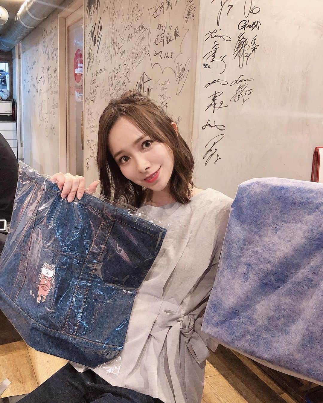 黒澤詩音のインスタグラム：「*﻿ ﻿ じゃんっ！﻿ ﻿ ﻿ #日本ダービー イベントで当たりました💓﻿ ﻿ #自分ツッコミくま × #ダービー﻿ のトートバッグです✨﻿ ﻿ もう一つ手にしているのは、彩花からのプレゼント🎁💕 ﻿ ﻿ いよいよ明日はダービー当日。ドキドキ。﻿ ﻿ ﻿ 録画していた、れいちゃんの 柚香光 in London でもドキドキ。﻿ ﻿ ﻿ とにかく心臓が忙しい黒澤です！！﻿ ﻿ ﻿ #グリーンチャンネル #アナウンサー #競馬 #umajo #derby #keiba」