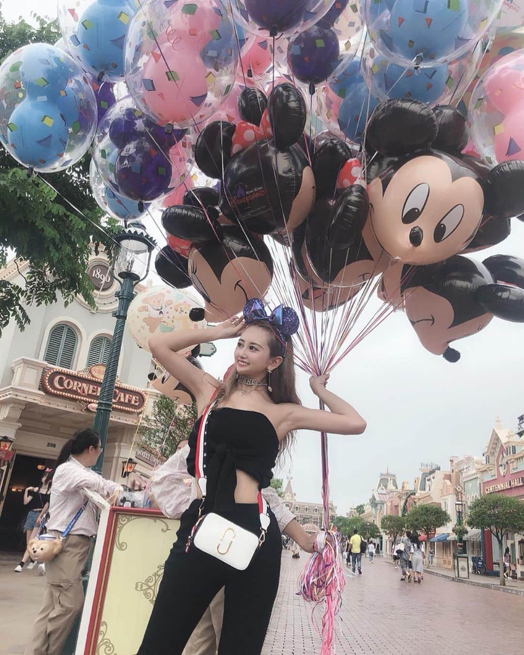 のインスタグラム：「. . 香港で風船持たせてもらって めちゃめちゃhappy🎈♡♡♡ . . あ、ダウンタイム真っ最中だから ネットで当たるって噂の 占いをしてみたの🤭💓💓💓 . 🌞MIROR( @miror_jp ) . . 運勢とか全体的にみてもらったんだけど すごい当たっててびっくりだし🤣✨ . 仕事運のあたりとか特に。🤣 . . 今年は激動の一年になりそう💓💓 特に仕事やつ当たりすぎてる🤣❤️ . 面白いからみんなもやってみて💪 . . #pr #miror #インターネット占い館miror」