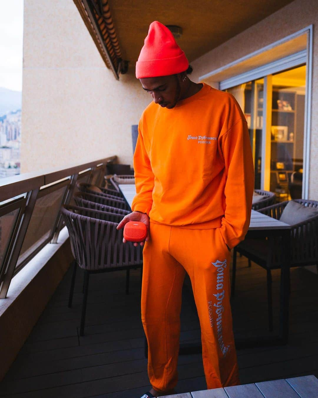 ルイス・ハミルトンさんのインスタグラム写真 - (ルイス・ハミルトンInstagram)「Blood orange🍊Check my playlist in bio!☝🏾#soundlink micro」5月25日 21時08分 - lewishamilton