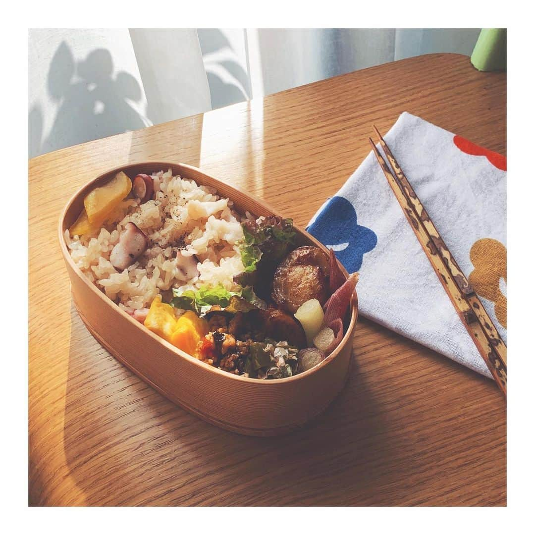 樹神さんのインスタグラム写真 - (樹神Instagram)「大きなミズダコで炊いたタコ飯弁当。 ホタテの照り焼き 卵焼き＋ガパオ おかかピーマン煮 ミョウガの忘れもの甘酢漬け  娘の高校の体育祭を木かげで一日観戦してきました。  青春。良いですねー♪  #体育祭#お弁当#わっぱ弁当#女子高生弁当#早朝#真夏日#lunchbox#sportsday」5月25日 21時17分 - kotamaofficial