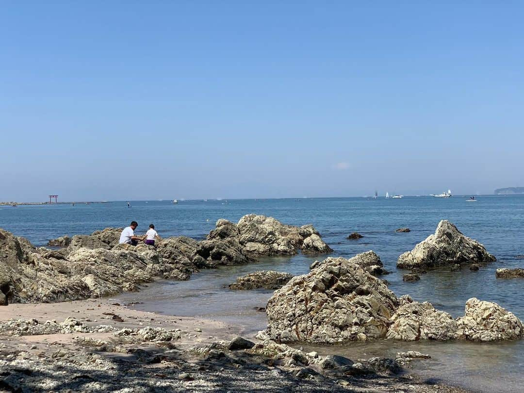 みかんさんのインスタグラム写真 - (みかんInstagram)「今日は葉山の方に安産祈願へ⛩ 城ヶ島で美味しい海鮮を食べ、船に乗ったり観光を久々に家族で楽しめた🚤 ルマの時と同じ神社⛩だったので、これまた8年ぶりだよね✨ 絵馬に自分の名前を漢字で書くと、もってた紙に2回練習してまで書いたのに、なぜ本番ではひらがなで書いた⁉️ 躊躇せず、速攻ひらがなで書いた息子の脳みそ見てみたい🧠(笑) とりあえず今日は自然に沢山、触れれた感じでリフレッシュ出来た🧡 明日は地方なのでまた頑張らないとね（╹◡╹） #安産祈願 #絵馬書いてくれた #ルマがエマを書く #馬は同じ字だ #三浦 #城ヶ島 #はまぐり美味しい」5月25日 21時17分 - mikan02241984