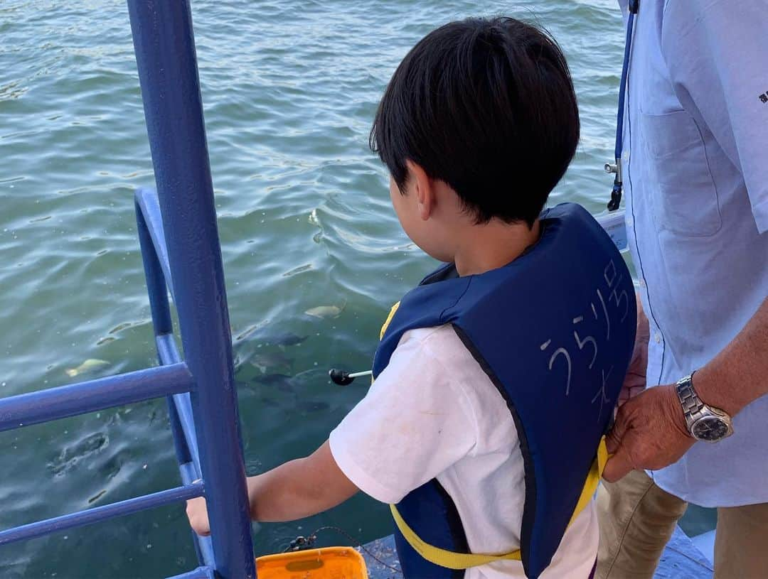 みかんさんのインスタグラム写真 - (みかんInstagram)「今日は葉山の方に安産祈願へ⛩ 城ヶ島で美味しい海鮮を食べ、船に乗ったり観光を久々に家族で楽しめた🚤 ルマの時と同じ神社⛩だったので、これまた8年ぶりだよね✨ 絵馬に自分の名前を漢字で書くと、もってた紙に2回練習してまで書いたのに、なぜ本番ではひらがなで書いた⁉️ 躊躇せず、速攻ひらがなで書いた息子の脳みそ見てみたい🧠(笑) とりあえず今日は自然に沢山、触れれた感じでリフレッシュ出来た🧡 明日は地方なのでまた頑張らないとね（╹◡╹） #安産祈願 #絵馬書いてくれた #ルマがエマを書く #馬は同じ字だ #三浦 #城ヶ島 #はまぐり美味しい」5月25日 21時17分 - mikan02241984