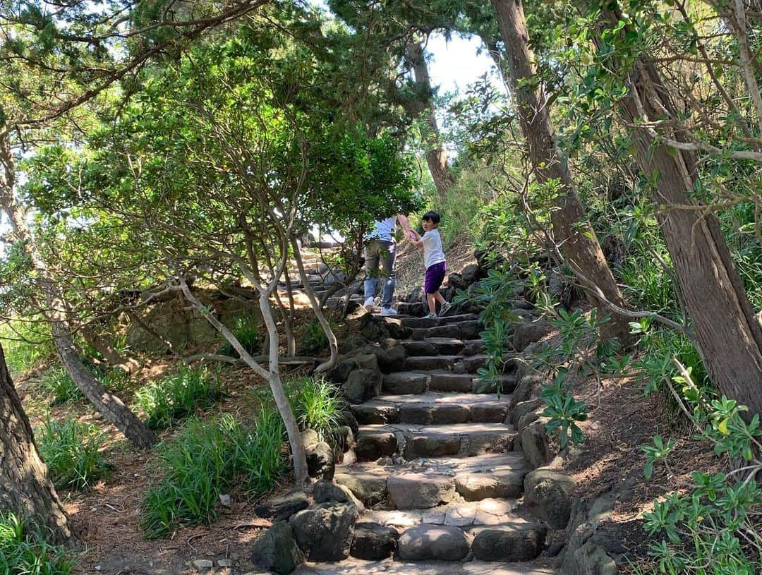 みかんさんのインスタグラム写真 - (みかんInstagram)「今日は葉山の方に安産祈願へ⛩ 城ヶ島で美味しい海鮮を食べ、船に乗ったり観光を久々に家族で楽しめた🚤 ルマの時と同じ神社⛩だったので、これまた8年ぶりだよね✨ 絵馬に自分の名前を漢字で書くと、もってた紙に2回練習してまで書いたのに、なぜ本番ではひらがなで書いた⁉️ 躊躇せず、速攻ひらがなで書いた息子の脳みそ見てみたい🧠(笑) とりあえず今日は自然に沢山、触れれた感じでリフレッシュ出来た🧡 明日は地方なのでまた頑張らないとね（╹◡╹） #安産祈願 #絵馬書いてくれた #ルマがエマを書く #馬は同じ字だ #三浦 #城ヶ島 #はまぐり美味しい」5月25日 21時17分 - mikan02241984