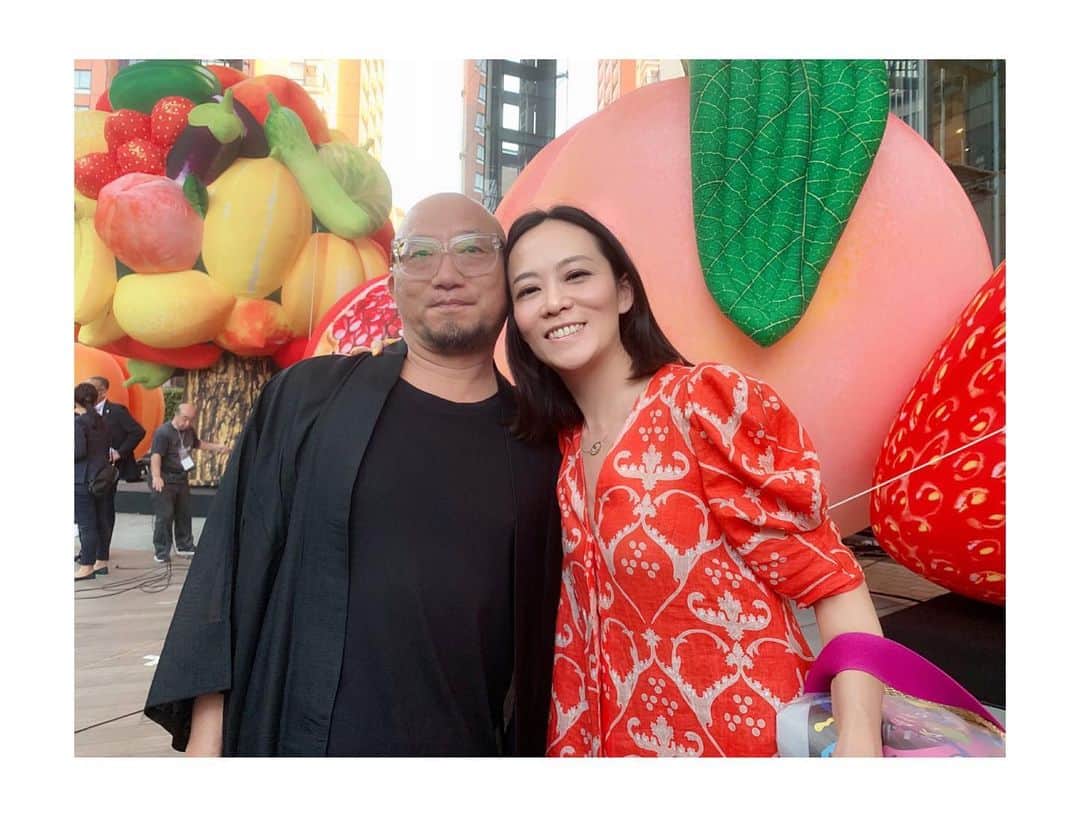 HiRAO INCのインスタグラム：「. Choi Jeong Hwa Roppongi Art Night  今年は「夜の旅、昼の夢」というテーマのもと、国内外のさまざまなアーティストたちの約80点に及ぶ作品が、六本木の街を飾る中、メインプログラムとなるアジアの現代アート界を代表する韓国人アーティストのチェ・ジョンファさん。  野菜や果物のカラフルなバルーン彫刻『フルーツ・ツリー』や、1万個のくねくねのバルーンが爆発したような『ライフ・ライフ』など、今日は夜通し楽しめます。  日常から作品の着想を得て、強烈な色使いとダイナミックな造形で、現実のあり方を見直すことを促しているユーモア溢れる作品たちは、優しくて、愛情溢れる人柄がよく出てる。 大好きなアーティストです。」