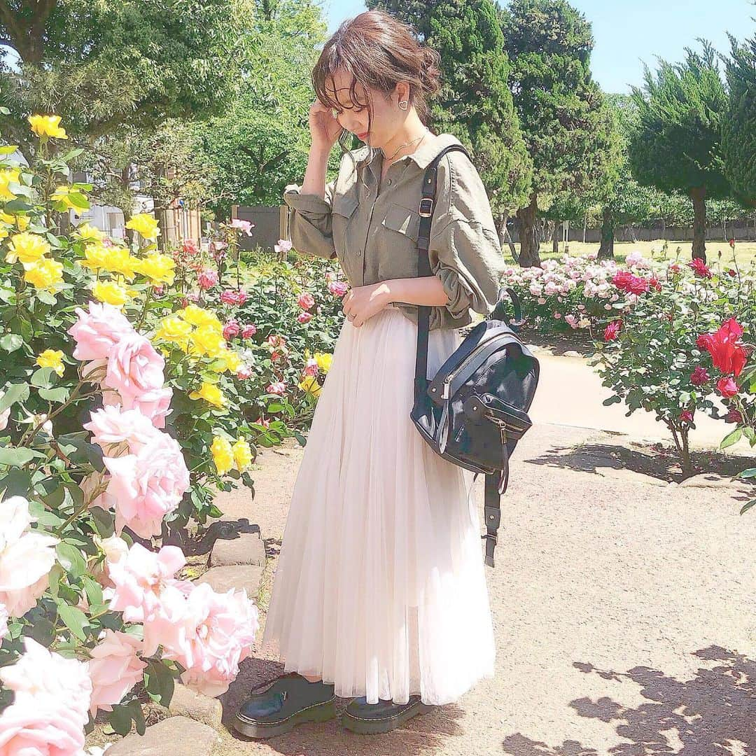 haruさんのインスタグラム写真 - (haruInstagram)「ㅤㅤㅤㅤㅤㅤㅤㅤㅤㅤㅤㅤㅤ ㅤㅤㅤㅤㅤㅤㅤㅤㅤㅤㅤㅤㅤ ㅤㅤㅤㅤㅤㅤㅤㅤㅤㅤㅤㅤㅤ #ootd ㅤㅤㅤㅤㅤㅤㅤㅤㅤㅤㅤㅤ 白のスカートほしくてプリーツかまよったけど @fifth_store のチュールスカートにしてみた☺💕 ㅤㅤㅤㅤㅤㅤㅤㅤㅤㅤㅤㅤㅤ Tシャツでも合うしノースリでも合うし かわいい〜っ( ˊᵕˋ )💗！ ㅤㅤㅤㅤㅤㅤㅤㅤㅤㅤㅤㅤㅤ トップスはシャツにして子供っぽくならないようにしました♪ 大人っぽくなるように ヘアアレンジはシニヨンで✨ ㅤㅤㅤㅤㅤㅤㅤㅤㅤㅤㅤㅤㅤ お洋服の詳細はWEARに載せているので 見て頂けたら幸いです🙇‍♀️💕 ㅤㅤㅤㅤㅤㅤㅤㅤㅤㅤㅤㅤㅤ ❤︎ tops : #pageboy ❤︎ skirt : #fifth ❤︎ bag : #editsheen @editsheen_store ❤︎ shoes & ring : #grl @grl_official ㅤㅤㅤㅤㅤㅤㅤㅤㅤㅤㅤㅤㅤ だいすきな薔薇🌹がたくさん咲いてた🥺💓 ㅤㅤㅤㅤㅤㅤㅤㅤㅤㅤㅤㅤㅤ #プチプラ#低身長コーデ#fifthtl#フィフス#エディットシーン #bag#リュック#シニヨン#グレイル #harucd ㅤㅤㅤㅤㅤㅤㅤㅤㅤㅤㅤㅤㅤ」5月25日 21時10分 - __haru3