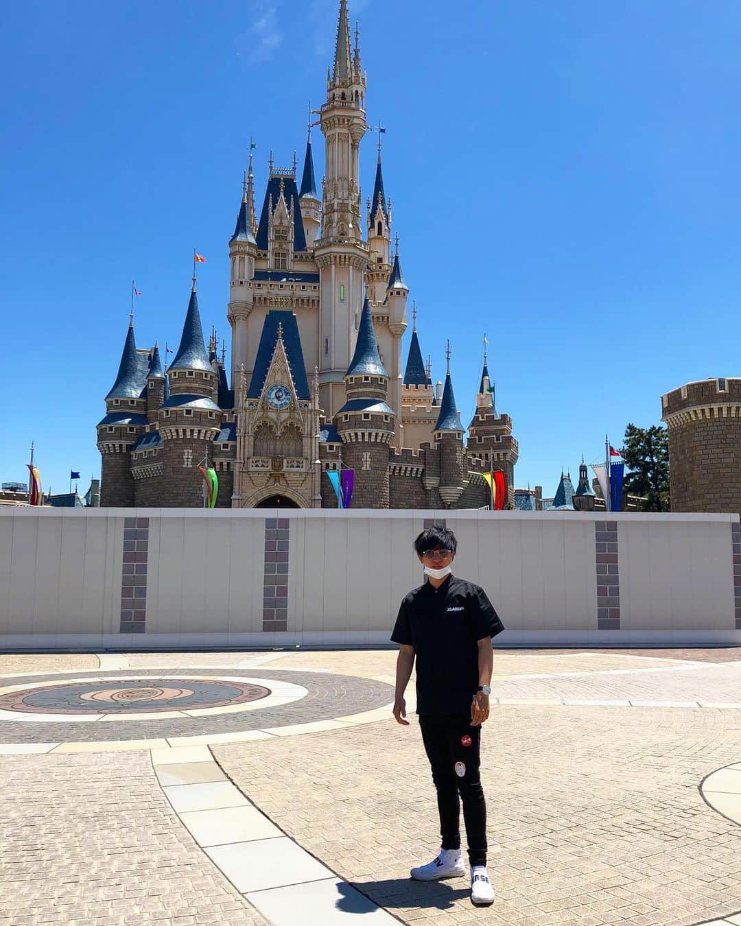 のインスタグラム：「28歳にして生まれて初めてディズニー来てんけど今日のディズニー俺だけ？」