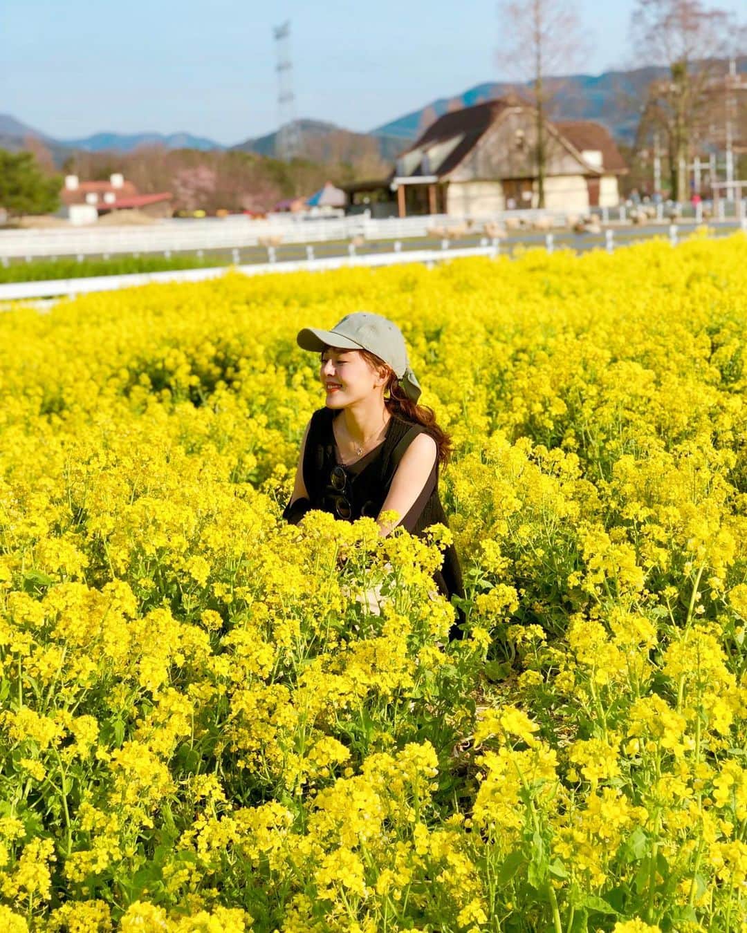 真衣ひなのさんのインスタグラム写真 - (真衣ひなのInstagram)「. 大好きな黄色！！元気色！！ ハッピーカラー！！！ この光景を見た瞬間、 思わず走り出してしまった私です。 菜の花にかけて７枚載せちゃう。 . #お花畑 #いくつになってもときめくよね #お花畑x黄色でスーパーハッピー #ブルーメの丘 #ブルーメの丘アンバサダー . tops  @pinkyanddianne_official  pants  @elvencedeux_official  necklace  @swarovski」5月25日 21時12分 - hinano_mai