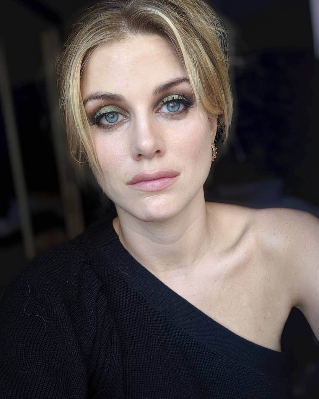 Ashley Jamesさんのインスタグラム写真 - (Ashley JamesInstagram)「First time experimenting with green eyes, whaddya think?🐍 I might have been an hour late to dinner because it took me so long to do this makeup look, but I definitely made up for that in shots all night. I might be absolutely hanging today, but my eye makeup stayed on perfectly (see the final image). Who else feels and looks like this today? 😂💁🏼‍♀️ #wokeuplikethis  Product breakdown:  Green eyeshadow: Humid by @maccosmeticsuk (I used a yellowy eyeshadow underneath to make the colour pop more) Brown eyeshadow: from the Soft Glam @anastasiabeverlyhills pallette (it's my current favourite one) Eyeliner: @katvondbeauty tattoo liner Foundation: @fentybeauty in shade 190 Contour: @fentybeauty in Mocha Blusher: @maccosmeticsuk in Melba Highlight: @ctilburymakeup from the Filmstar bronze & Glow Lipstick: I mixed @maccosmeticsuk Viva Glam II with @ctilburymakeup Penelope pink with her Pillow Talk liner 💄 #greeneyeshadow #makeup」5月25日 21時12分 - ashleylouisejames